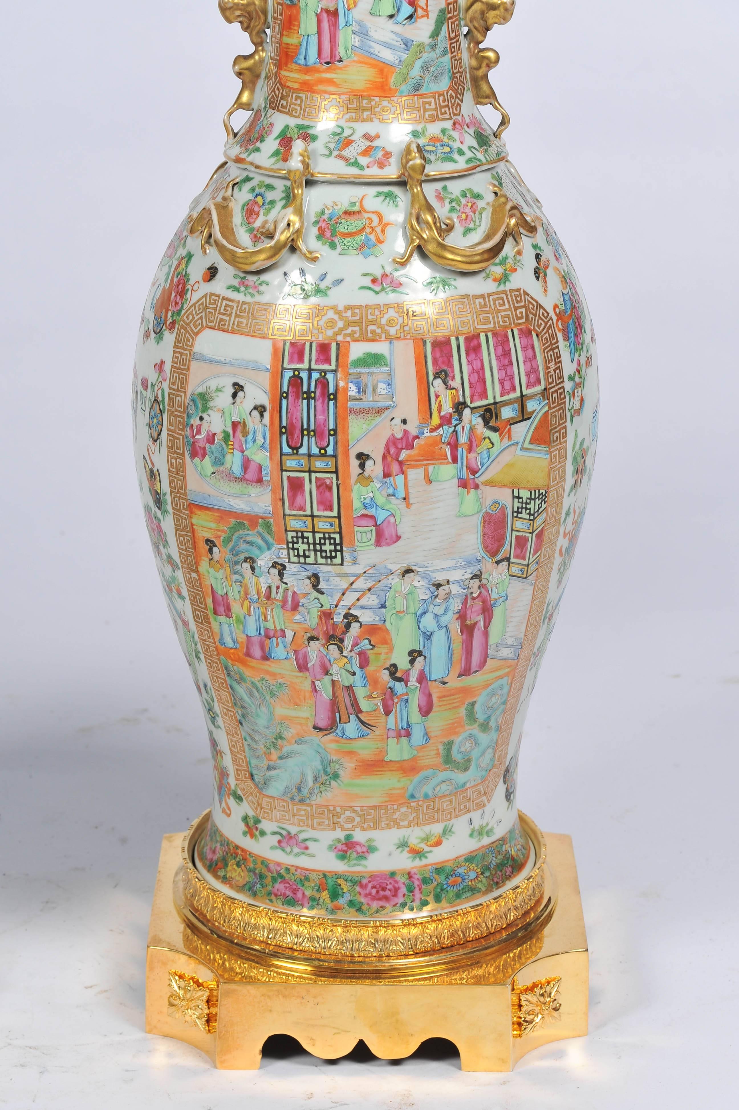 Peint à la main Grande paire de vases / lampes cantonés anciens à médaillon en forme de rose en vente