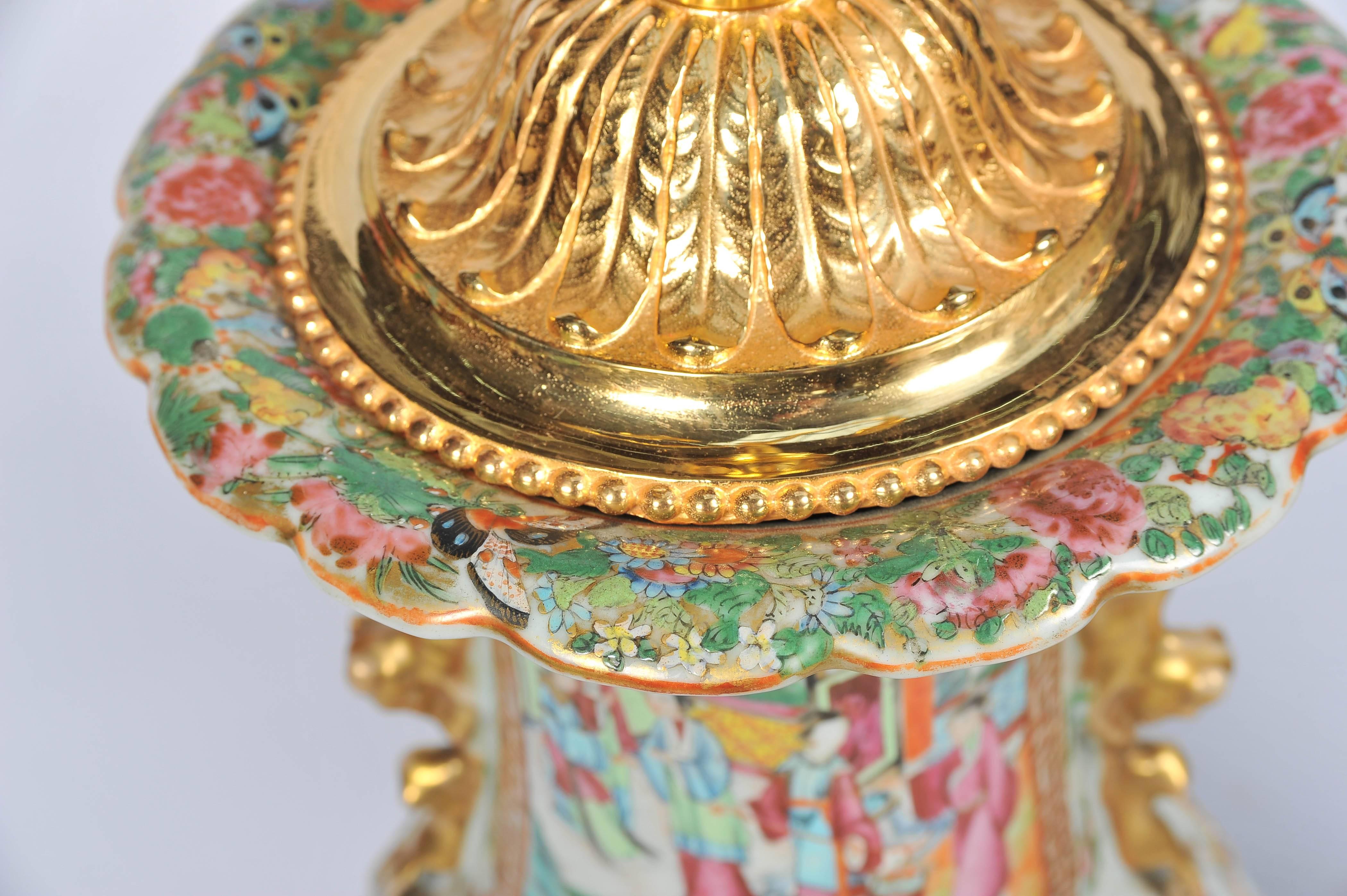 Grande paire de vases / lampes cantonés anciens à médaillon en forme de rose en vente 1