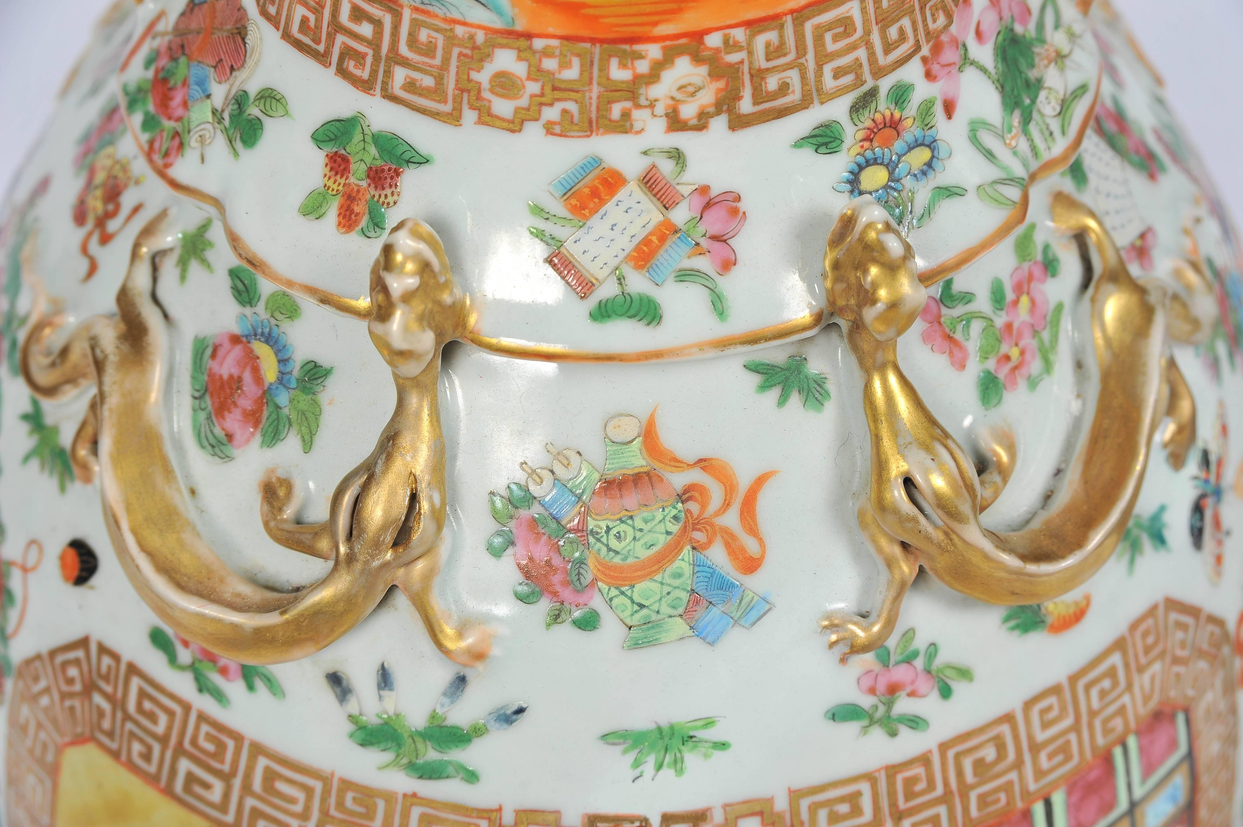 Grande paire de vases / lampes cantonés anciens à médaillon en forme de rose en vente 2