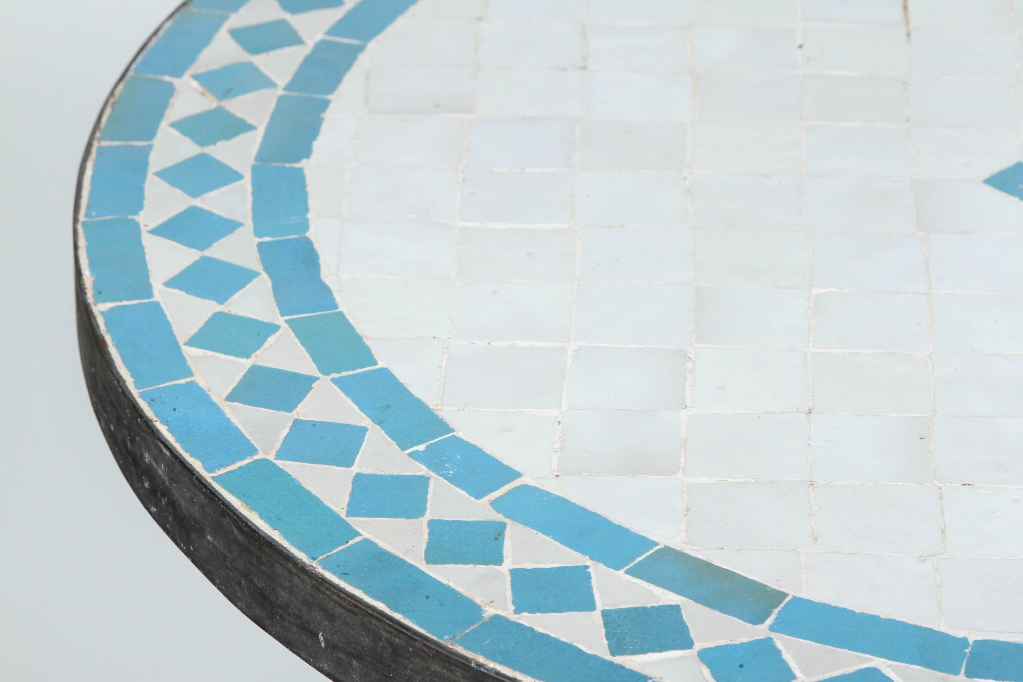 Moroccan Mosaic Turquoise Blue Tile Bistro Table Iron Base (Handgefertigt)