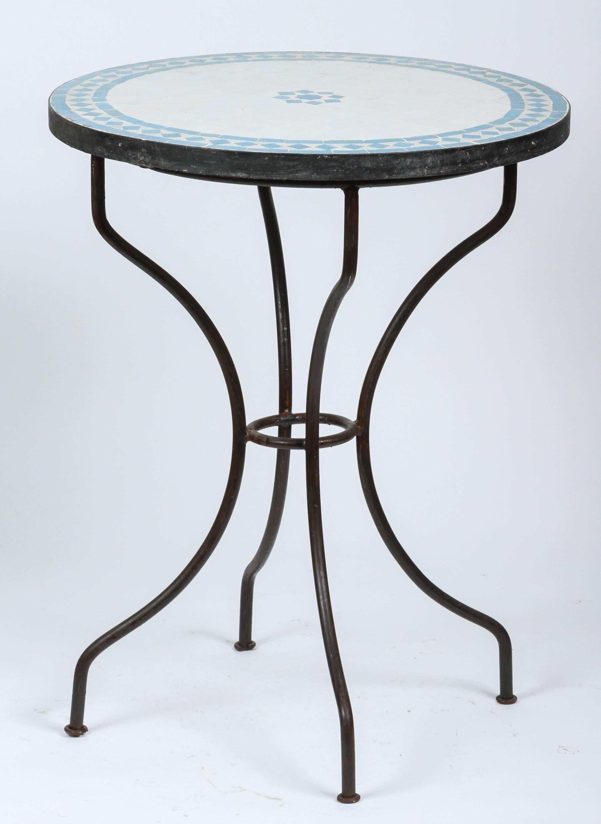 Moroccan Mosaic Turquoise Blue Tile Bistro Table Iron Base im Zustand „Gut“ in North Hollywood, CA