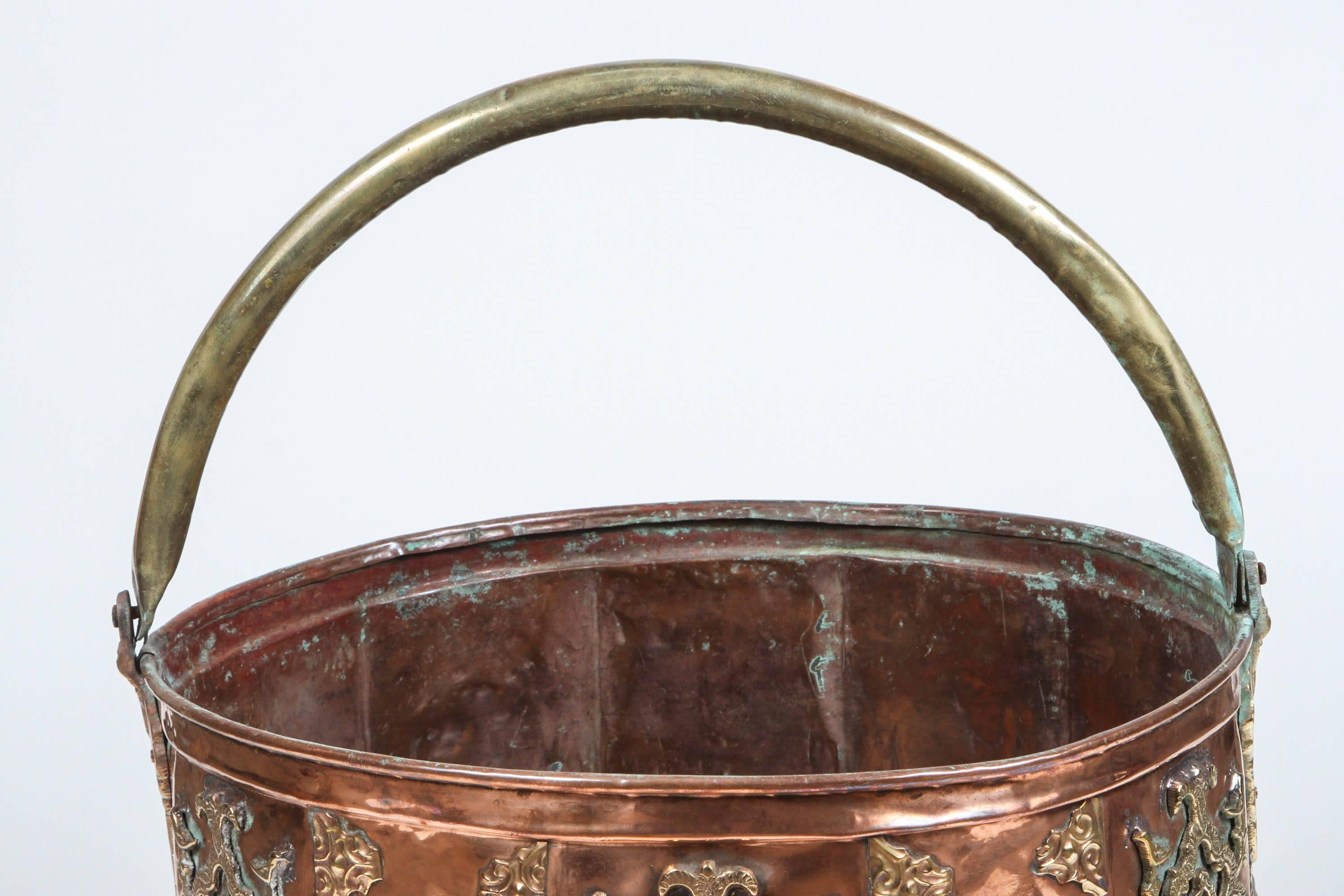 Large Moroccan Moorish polished brass and copper planter, handcrafted and chiseled with Fine Moorish designs and foliate designs.
Copper red and polished brass gold carvings on the exterior.
Very decorative round shape brass plant holder or
