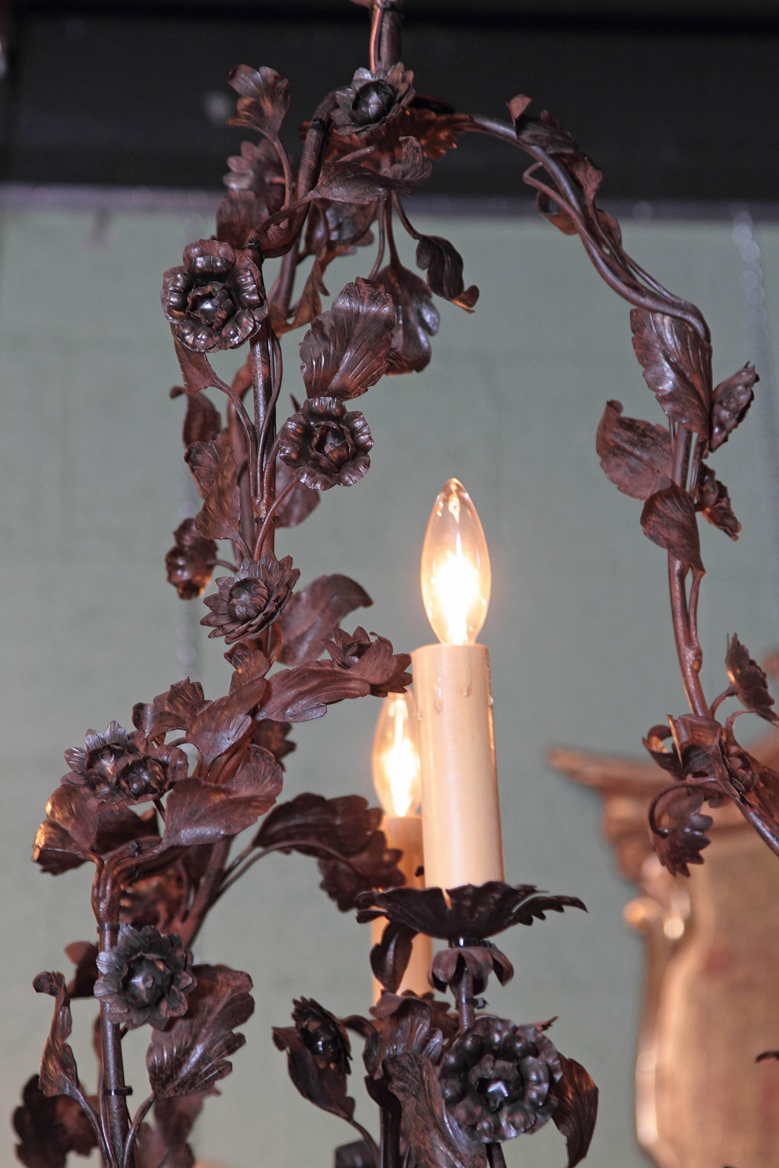 Early 20th Century French Six-Light Metal and Tole Chandelier with Flowers 1