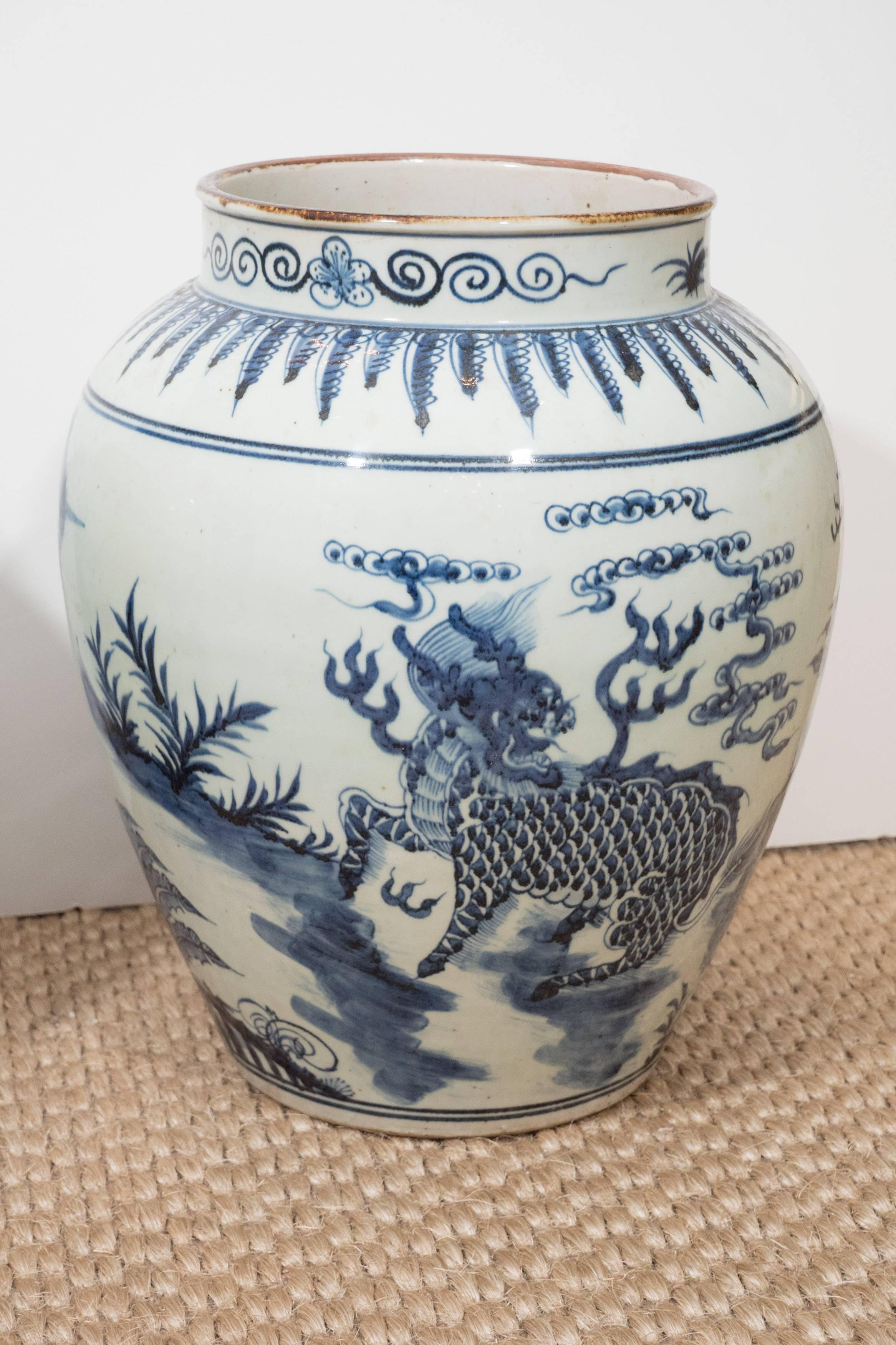 A Large Chinese Export Vase In Excellent Condition In New York, NY