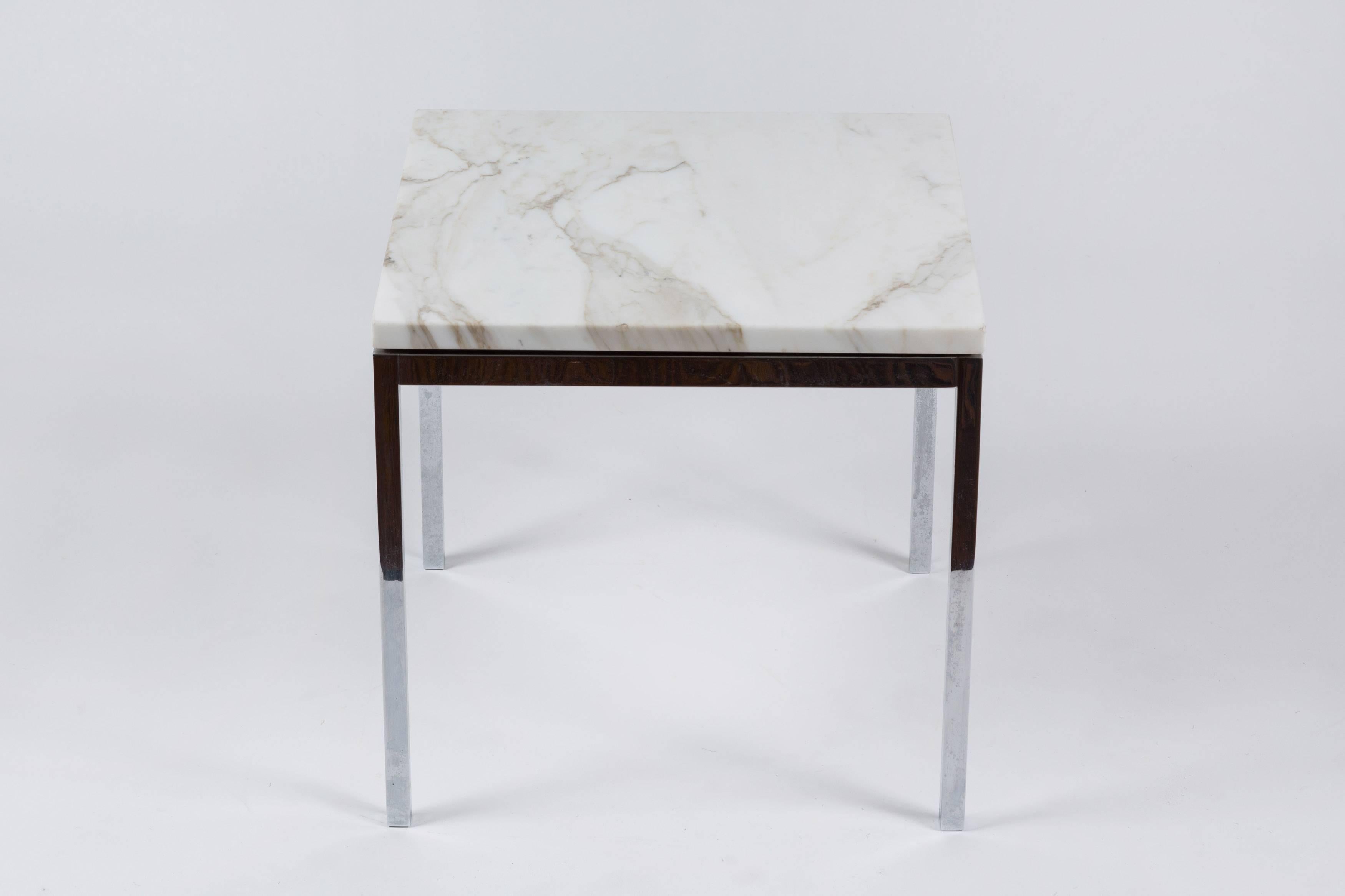 Table d'appoint carrée de style Knoll avec base chromée et plateau en marbre statuaire.