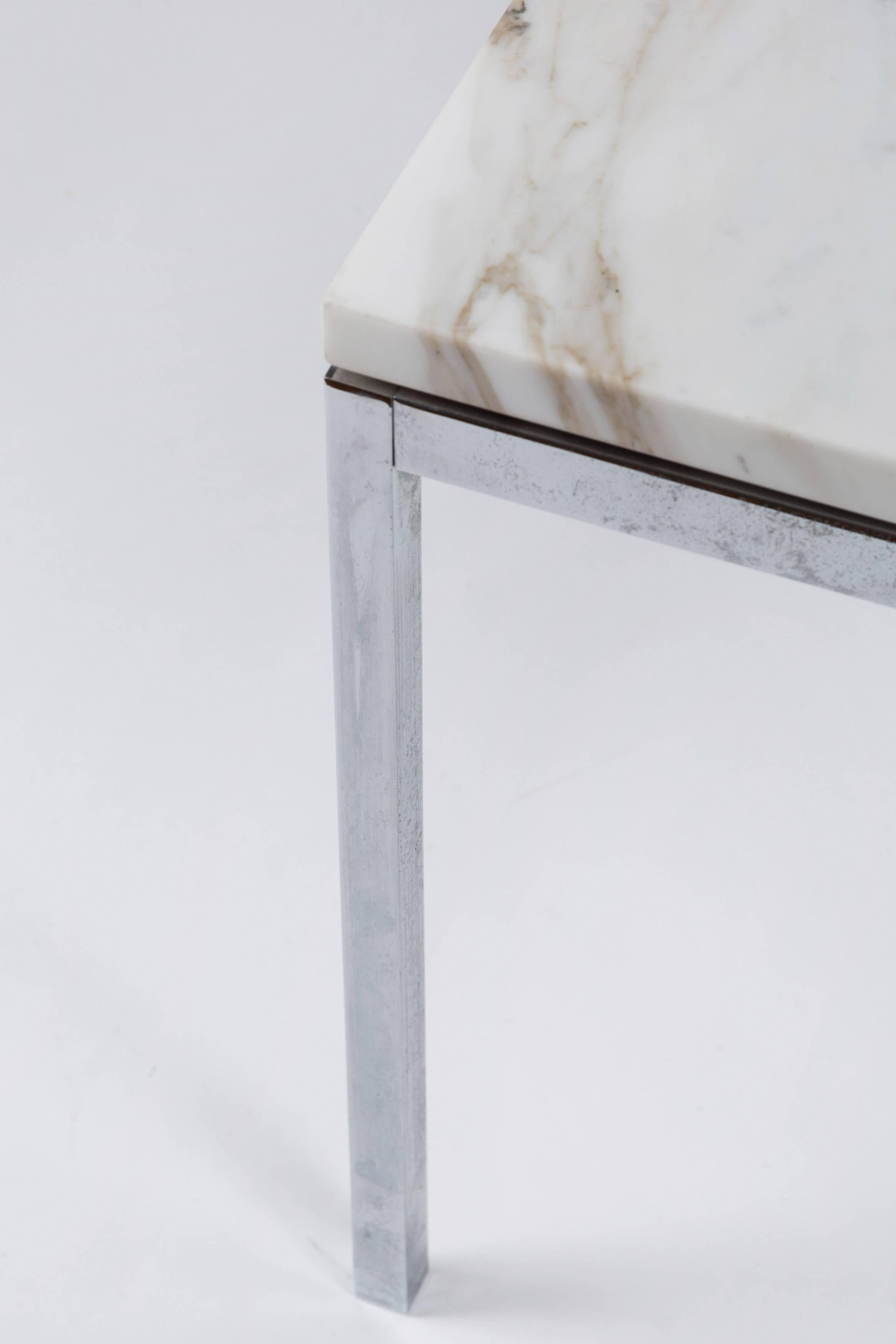 20ième siècle Table d'extrémité américaine de style Knoll en chrome et marbre, vers 1950 en vente