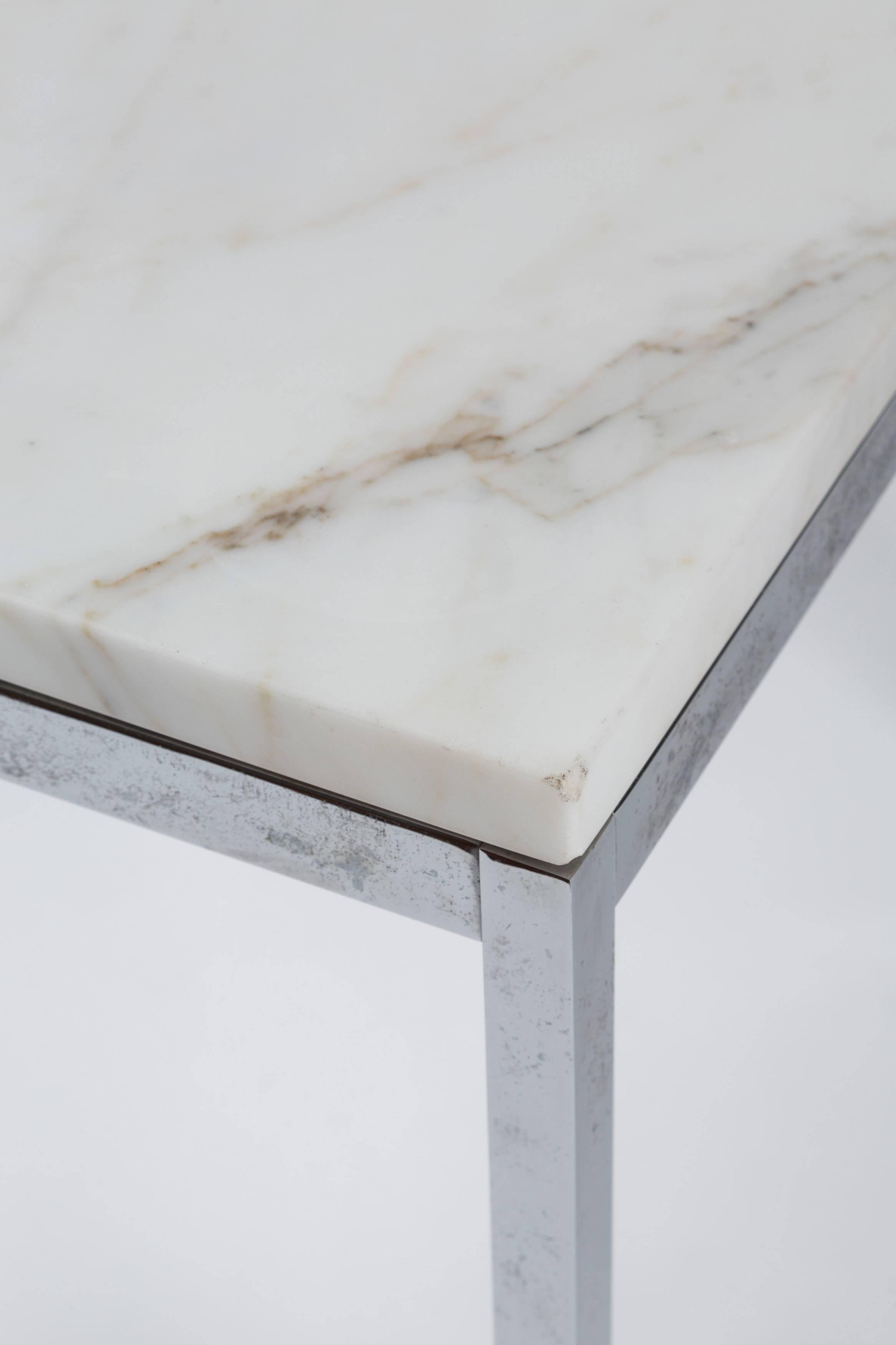 Chrome Table d'extrémité américaine de style Knoll en chrome et marbre, vers 1950 en vente