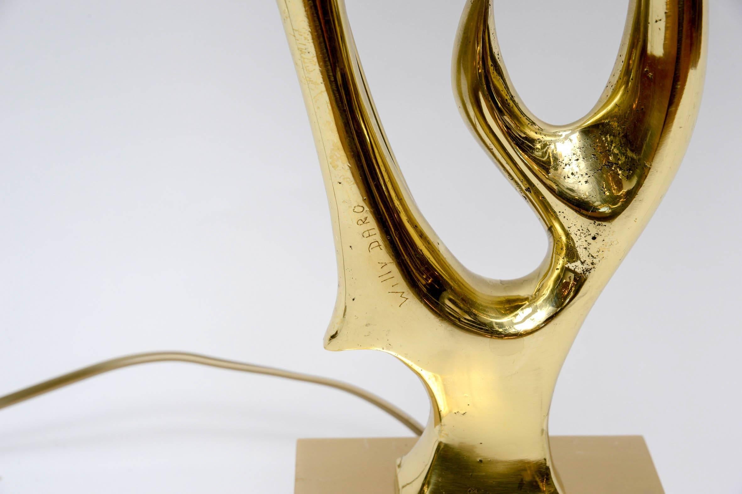 Mid-Century Modern Paire de lampes en laiton signées par Willy Daro en vente