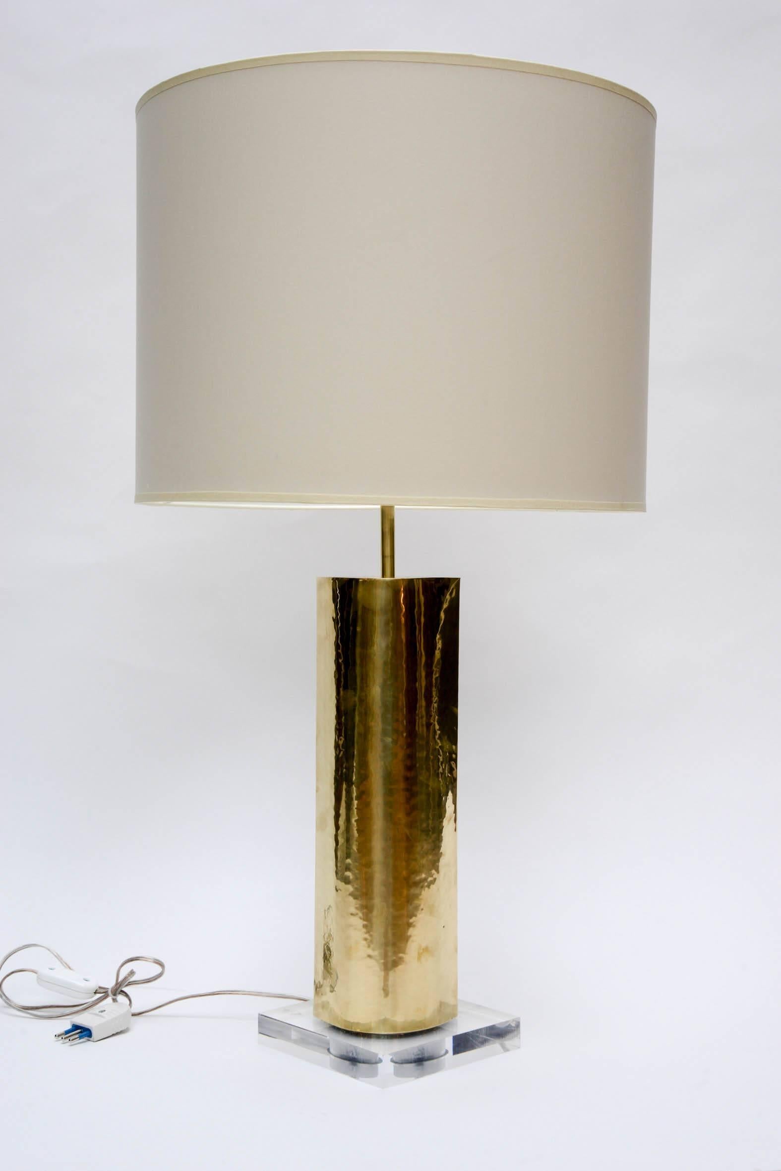 Mid-Century Modern Elegant Pair of Hammered Brass and Plexiglass Lamps