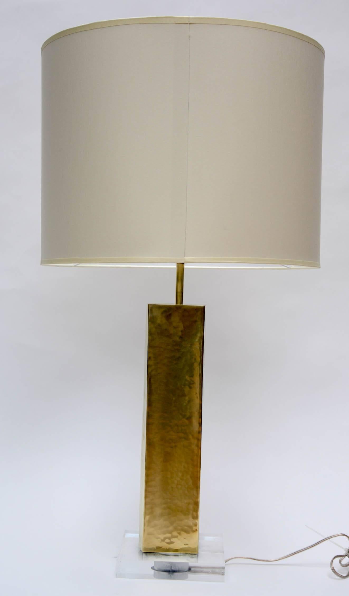 Elegant Pair of Hammered Brass and Plexiglass Lamps In Excellent Condition In Saint-Ouen, IDF