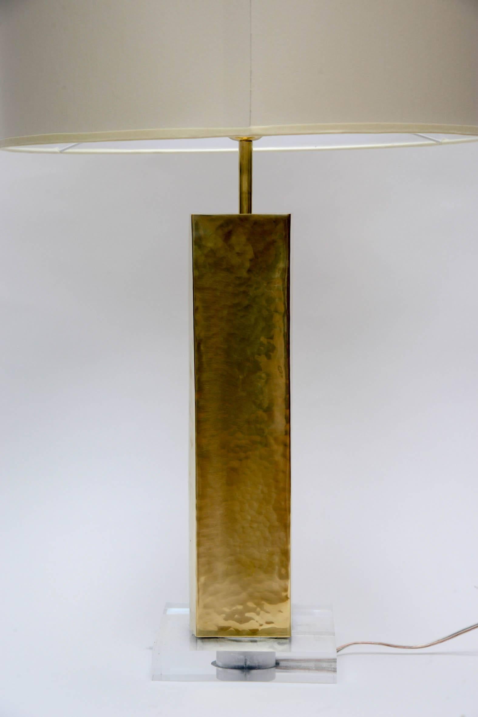Late 20th Century Elegant Pair of Hammered Brass and Plexiglass Lamps