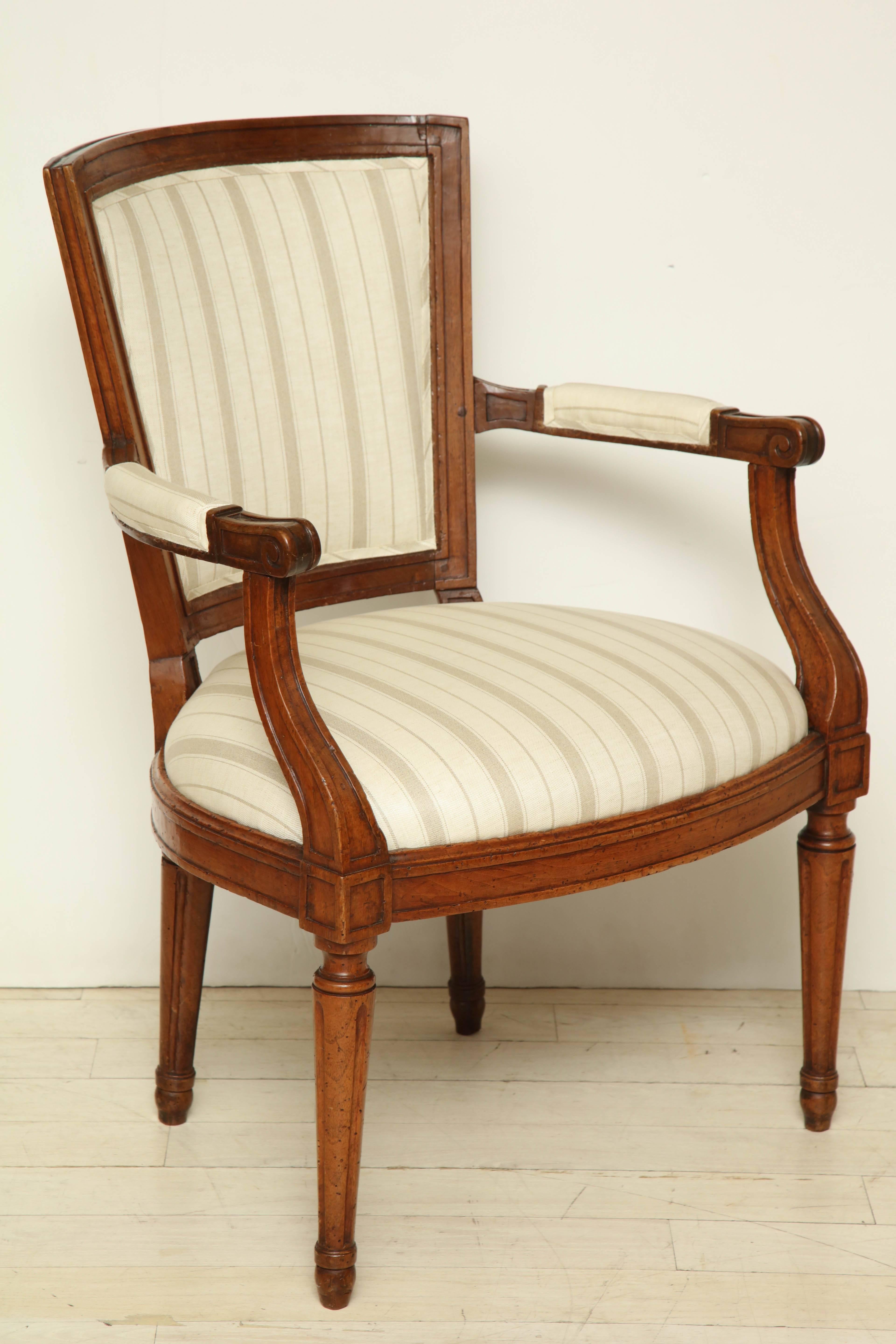 Pair of 18th Century Italian Walnut Armchairs Upholstered in Striped Linen In Excellent Condition In New York, NY
