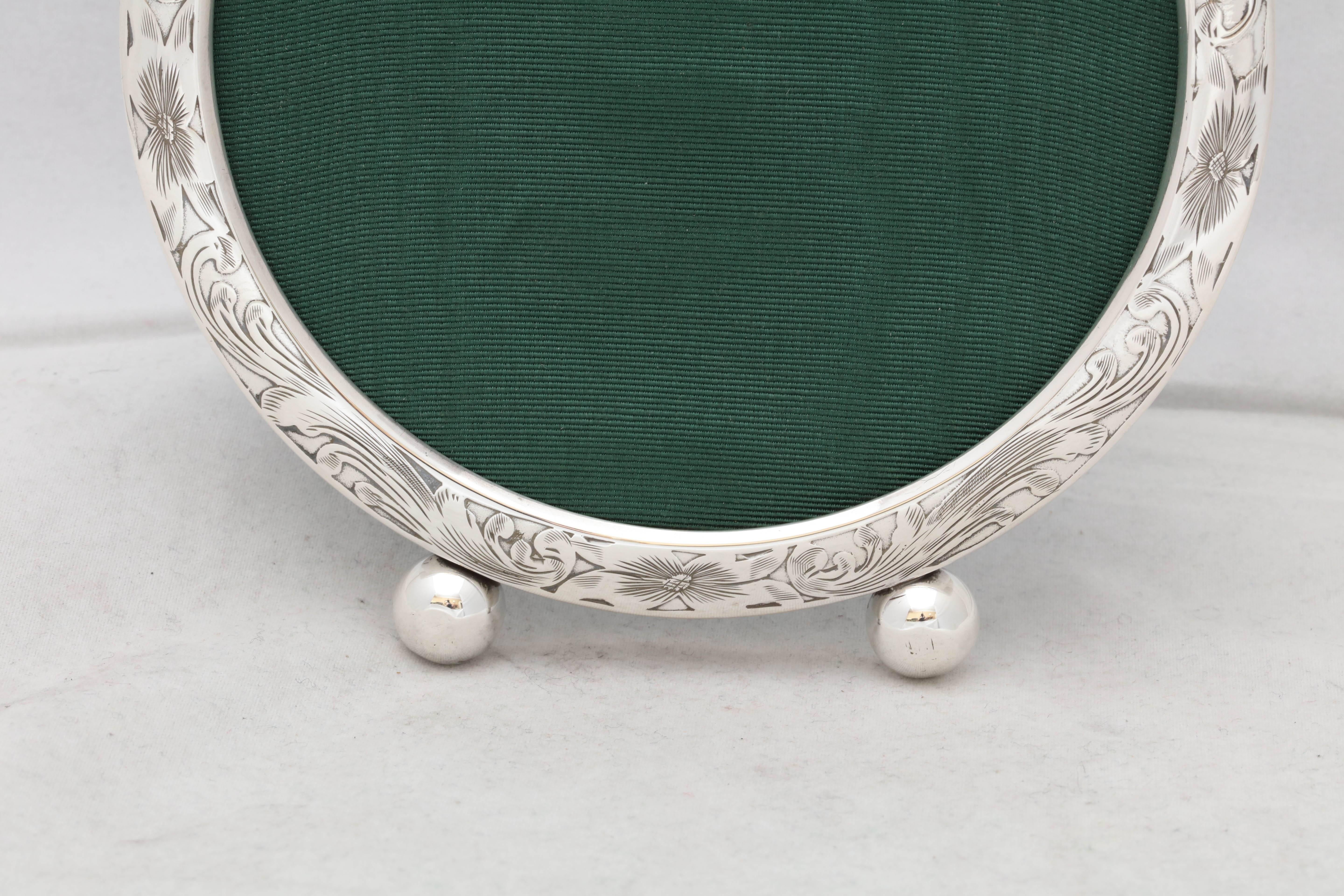 Edwardian Sterling Silver Round Picture Frame on Ball Feet In Excellent Condition In New York, NY