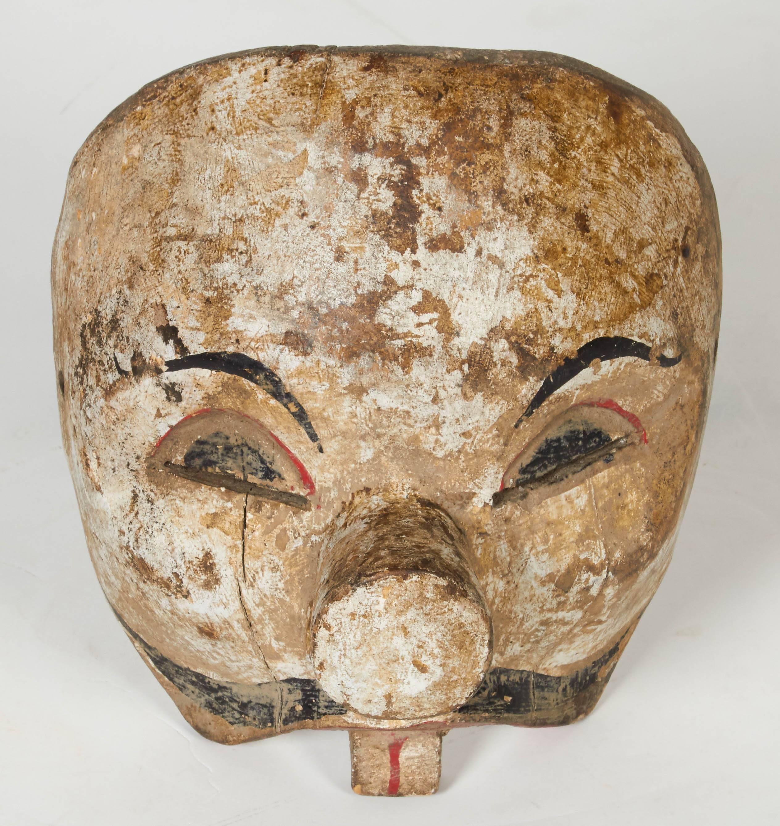 Balinesische Clown-Maske des frühen 20. Jahrhunderts mit Originalfarbe im Zustand „Gut“ im Angebot in New York, NY