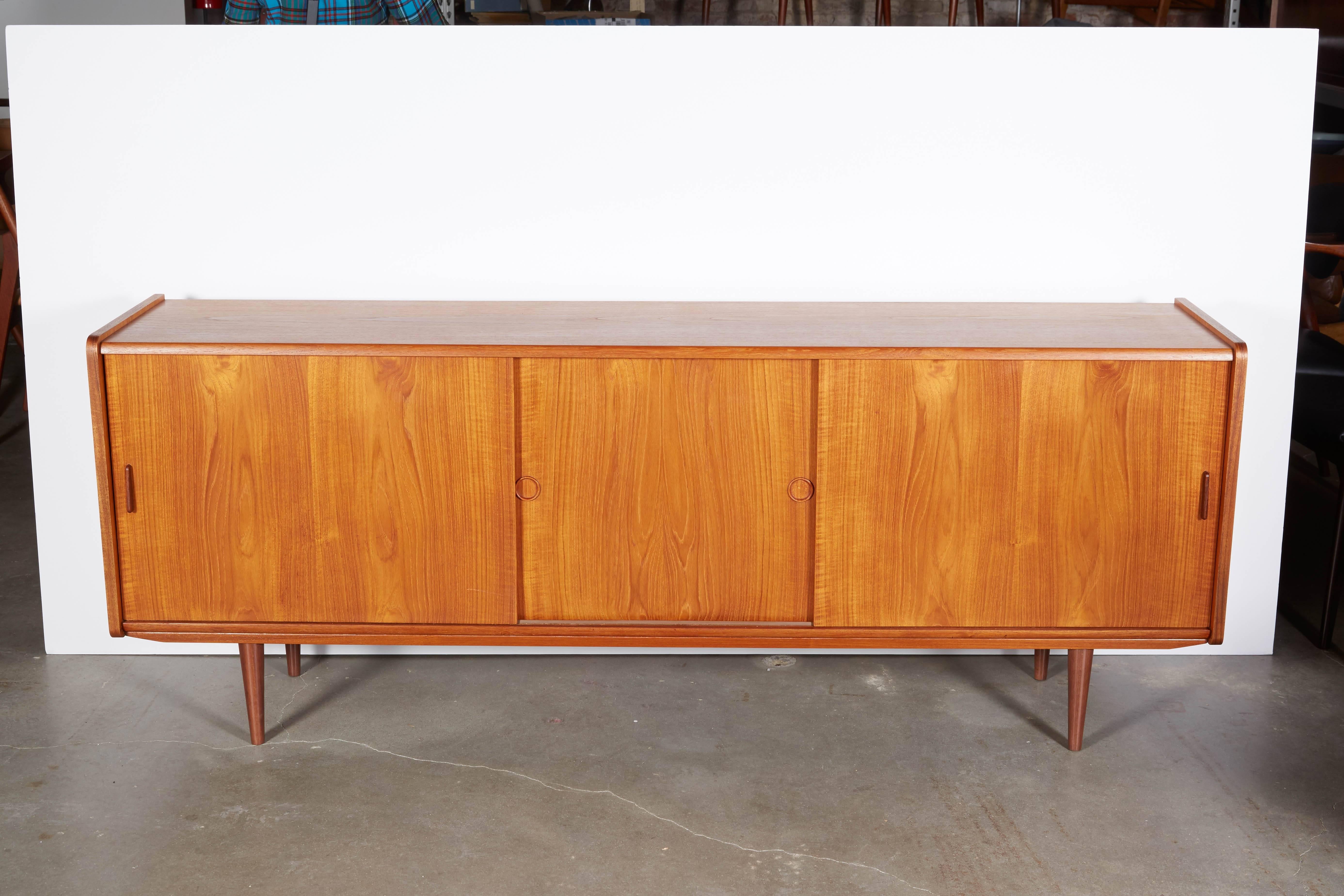 Sideboard in excellent condition.
Bar in the middle.