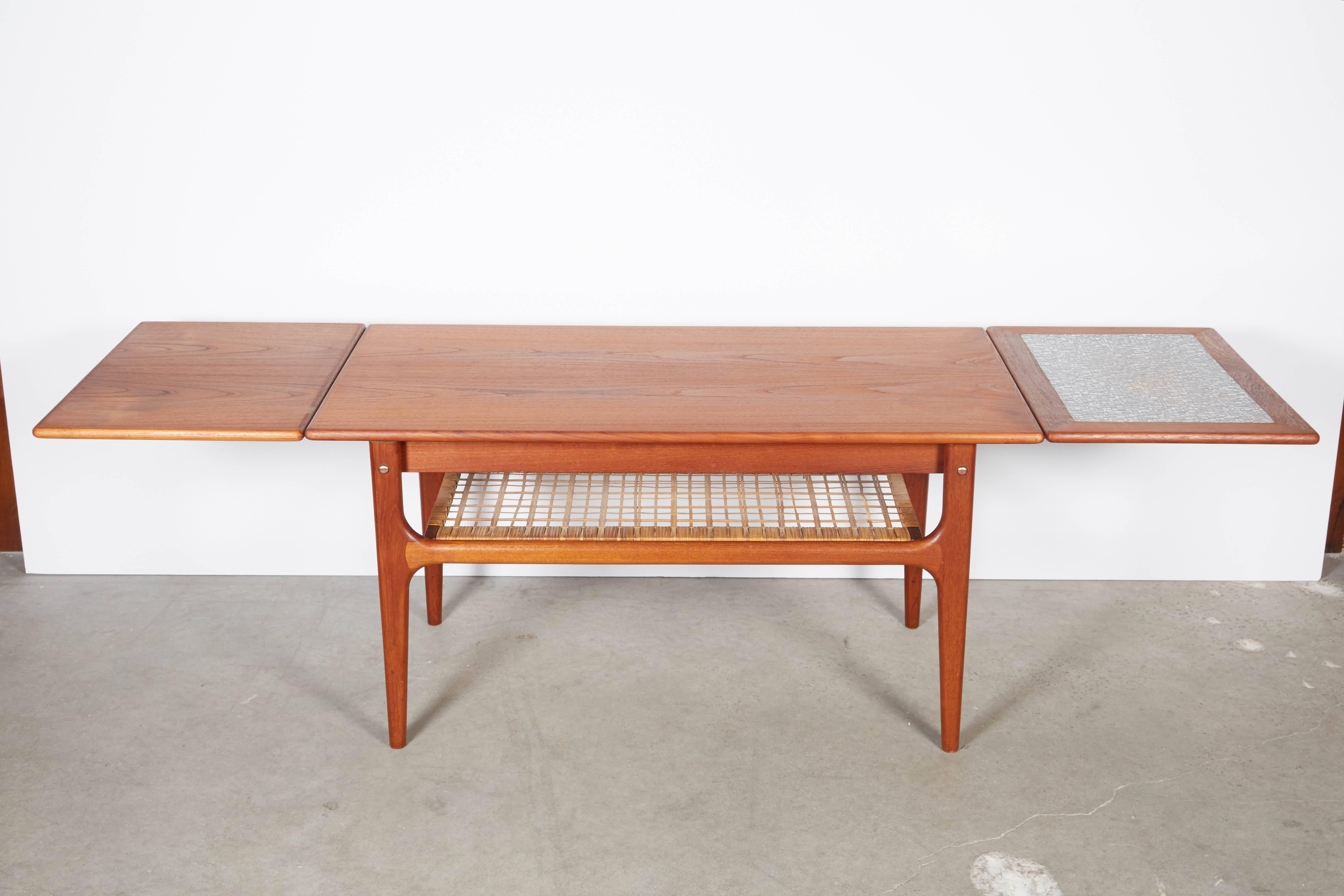 Mid-Century Modern Teak Coffee Table with Two Leaves In Excellent Condition In New York, NY