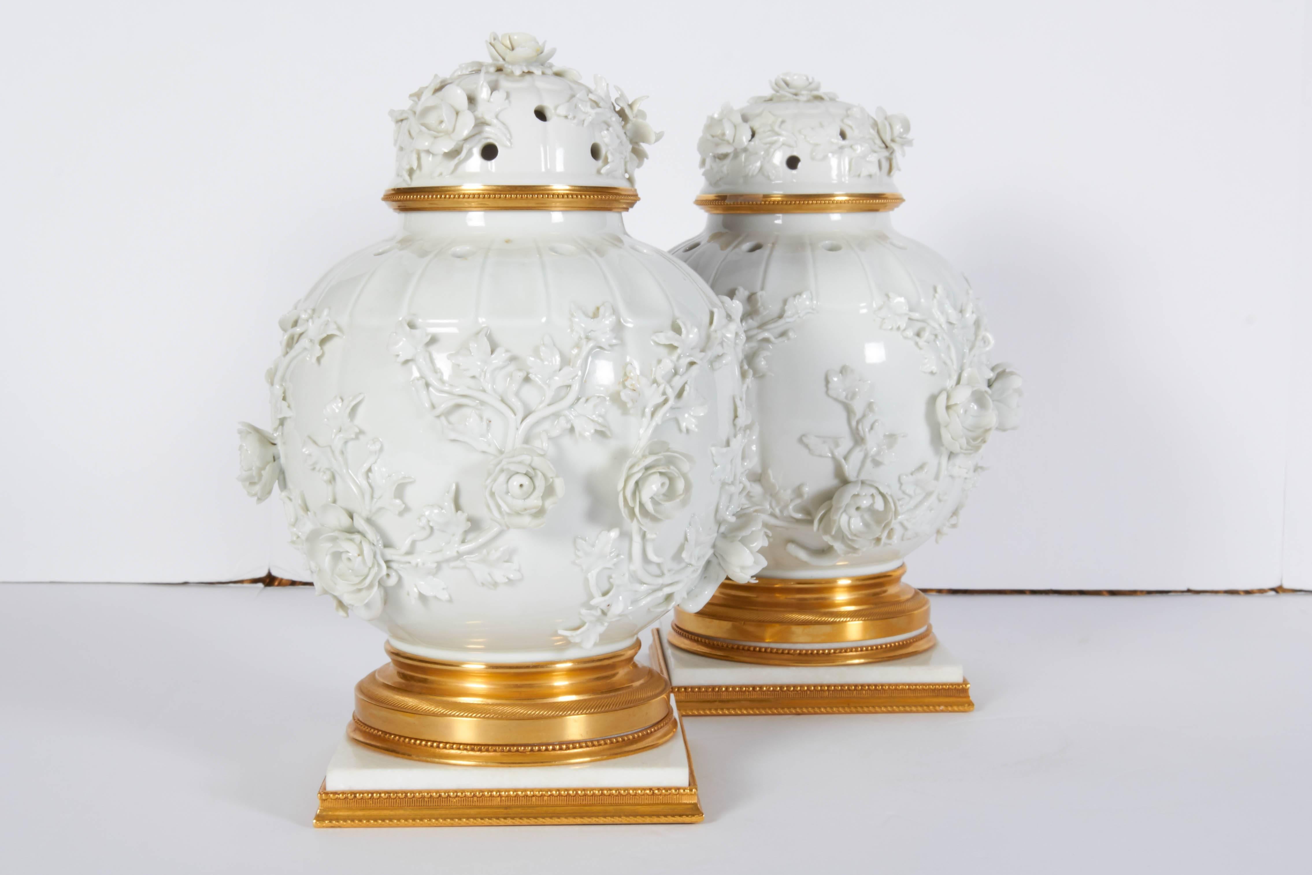 Louis XVI Paire de vases et couvercle Potpouri en porcelaine blanche de Chine et bronze doré, montés sur socle
