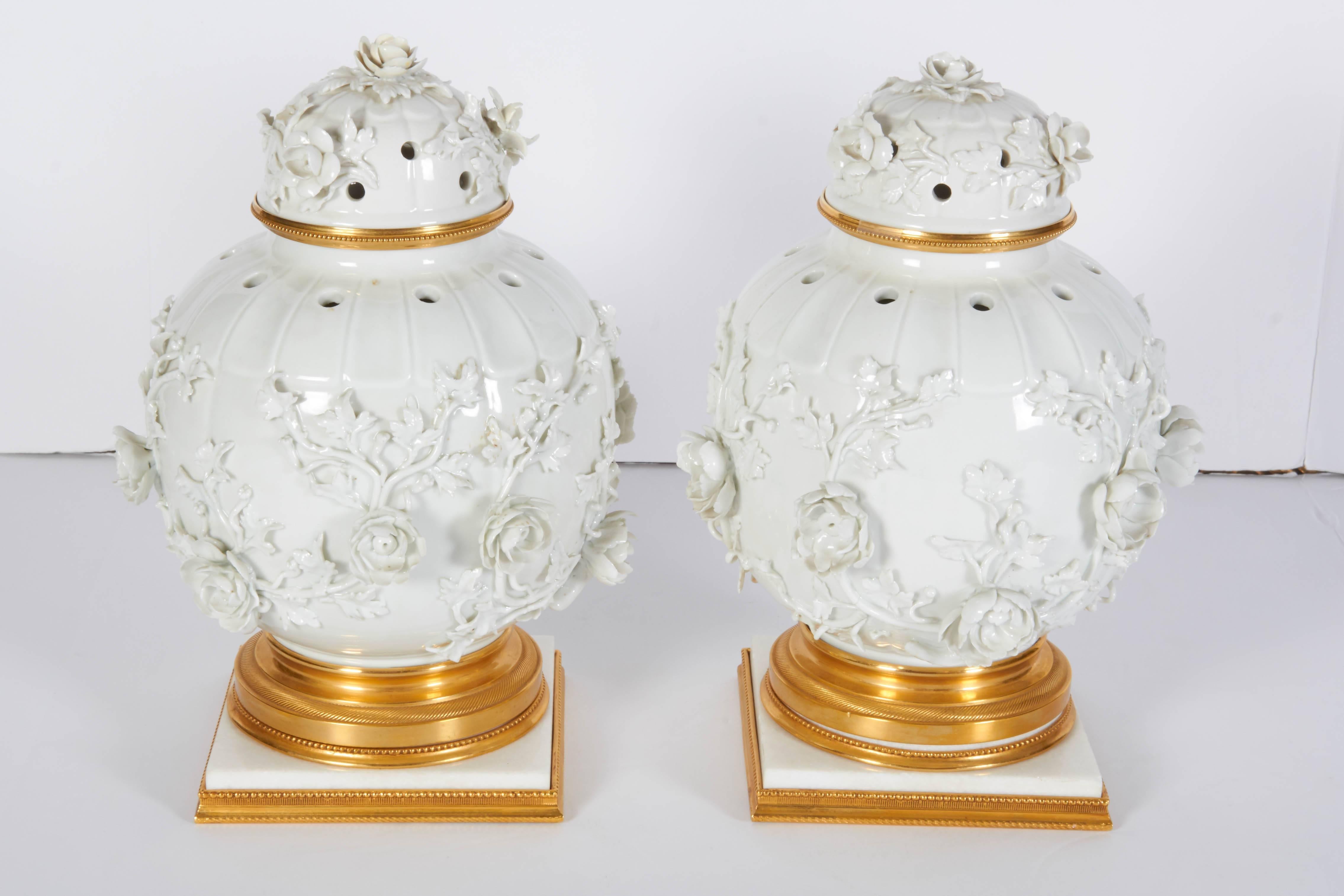 Chinois Paire de vases et couvercle Potpouri en porcelaine blanche de Chine et bronze doré, montés sur socle