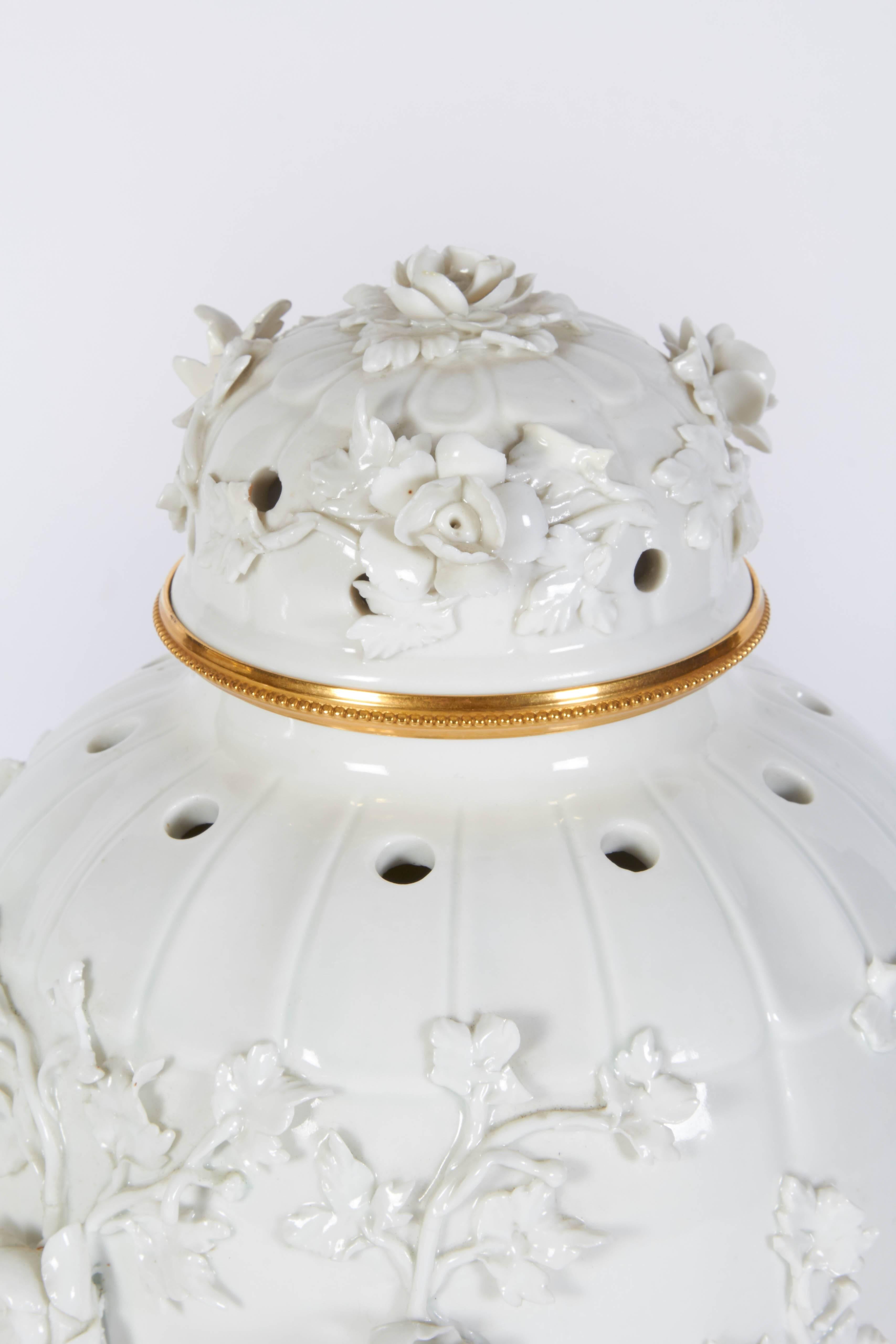 XIXe siècle Paire de vases et couvercle Potpouri en porcelaine blanche de Chine et bronze doré, montés sur socle