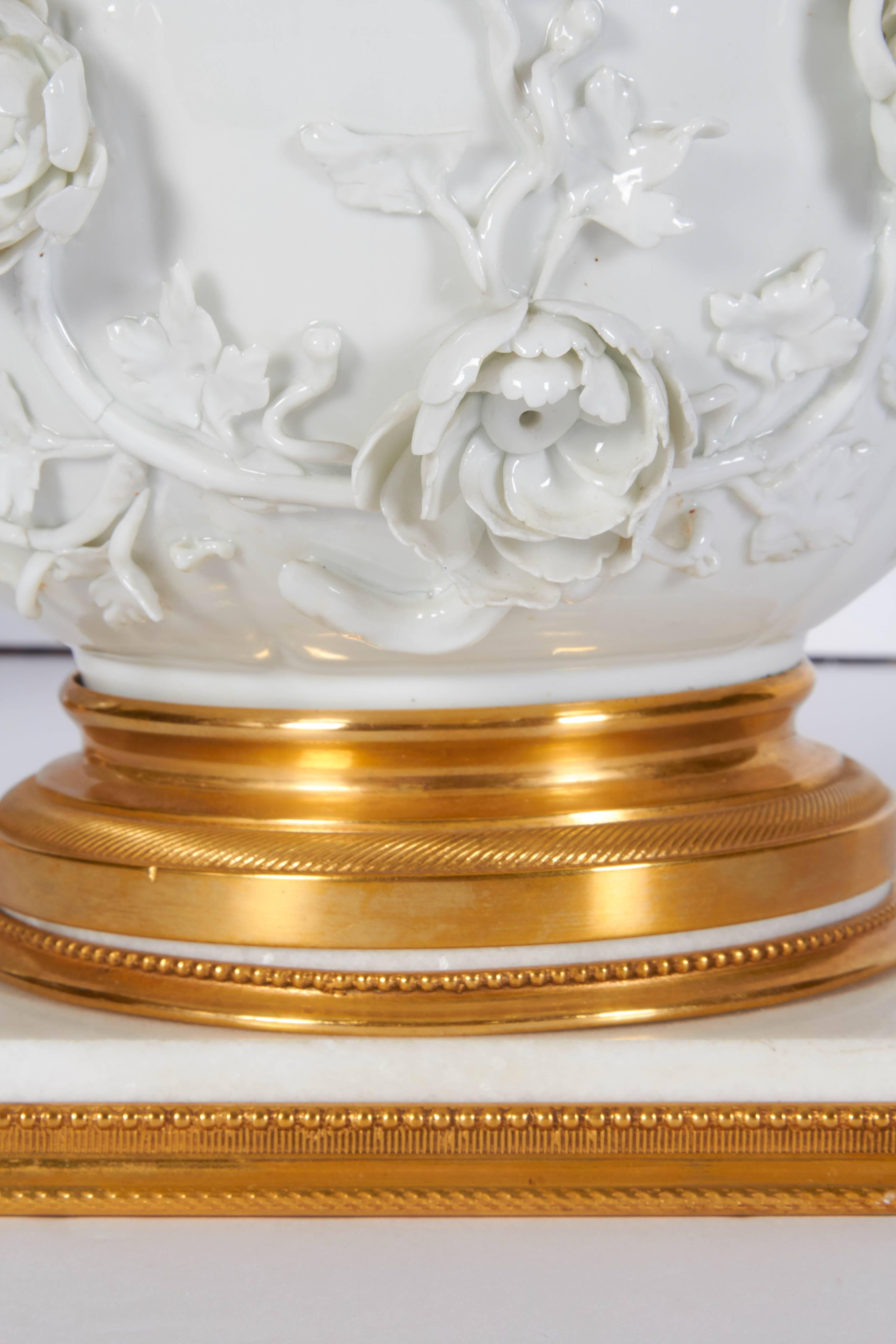 Porcelaine Paire de vases et couvercle Potpouri en porcelaine blanche de Chine et bronze doré, montés sur socle