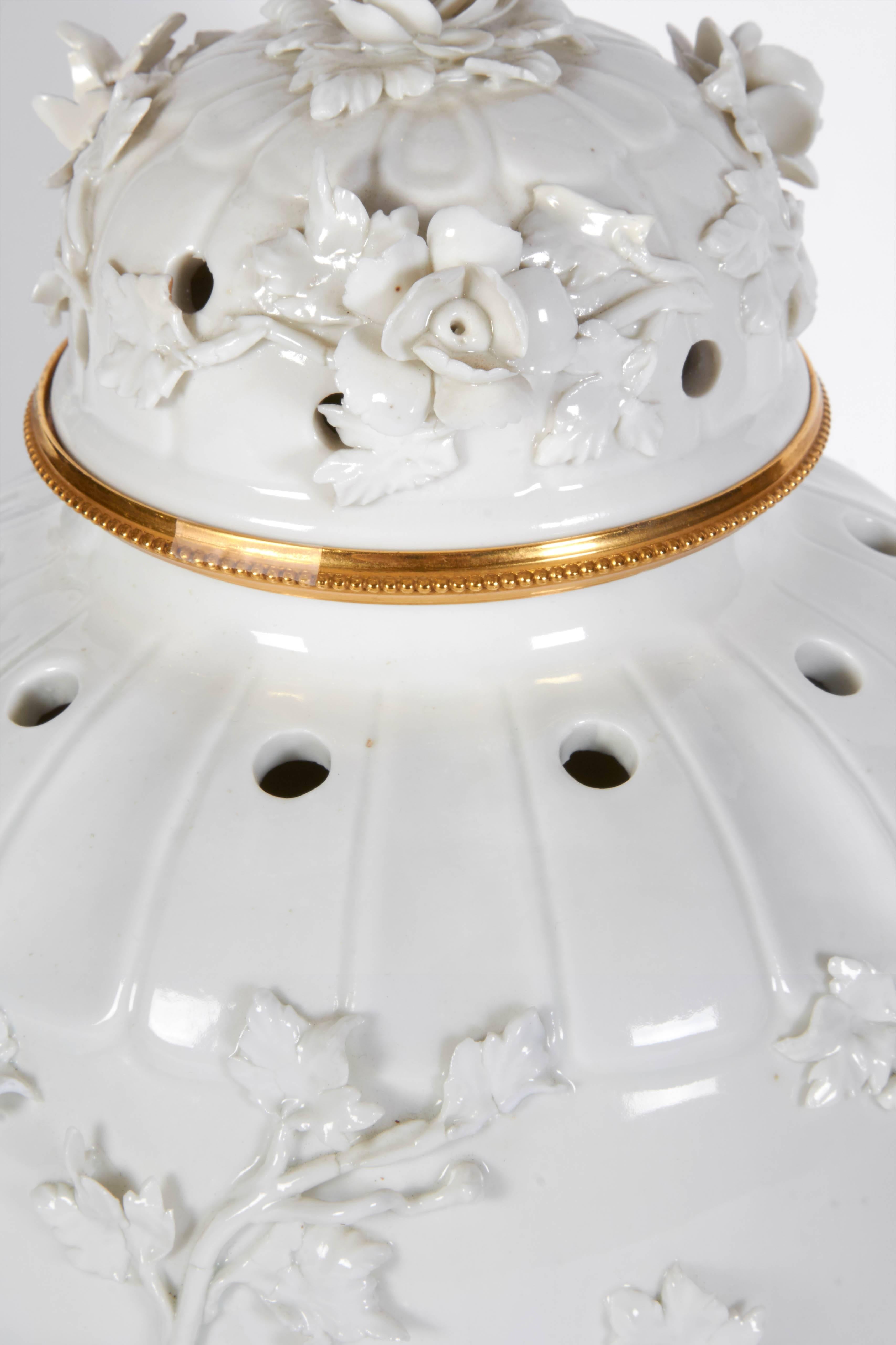 Paire de vases et couvercle Potpouri en porcelaine blanche de Chine et bronze doré, montés sur socle 1