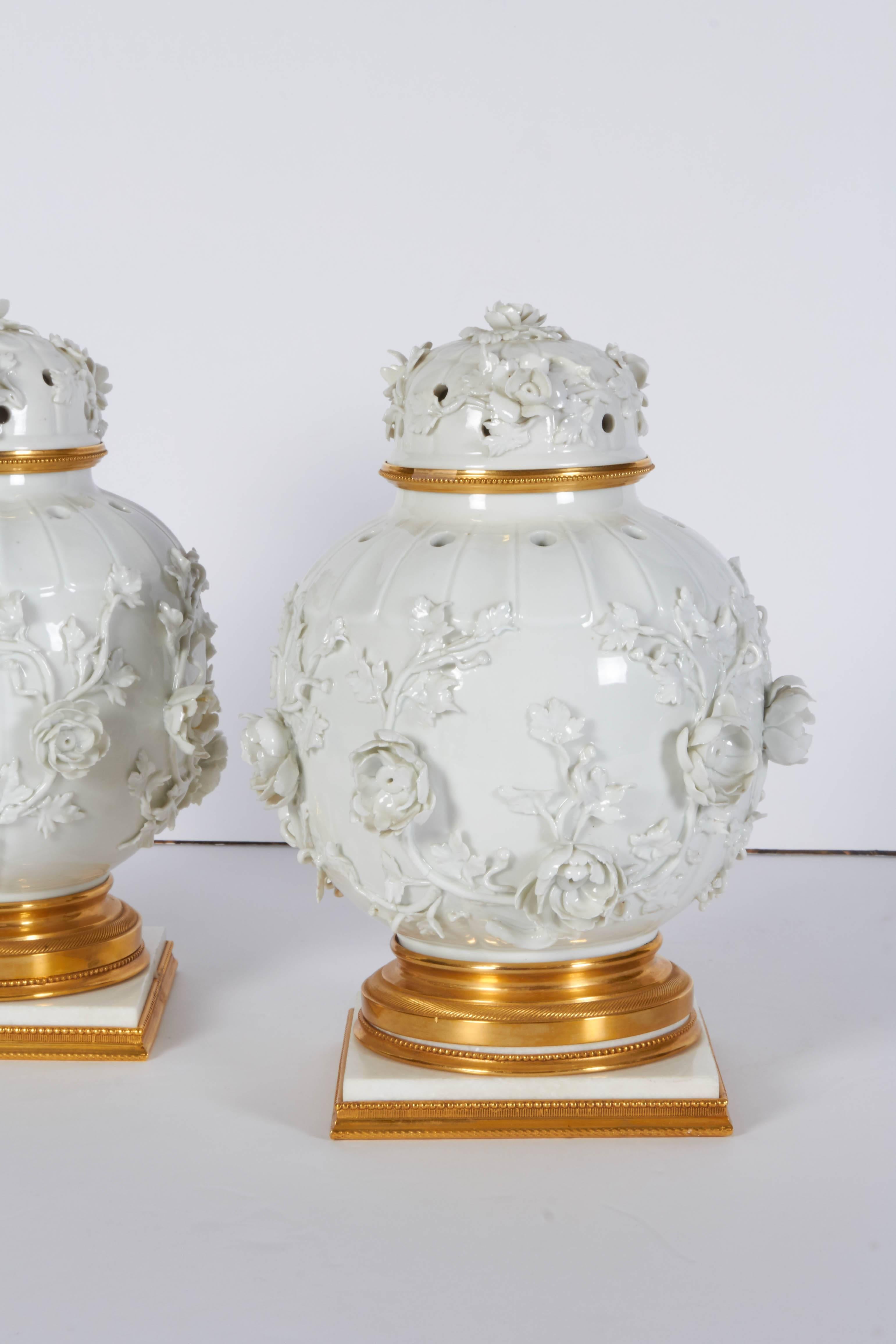 Paire de vases et couvercle Potpouri en porcelaine blanche de Chine et bronze doré, montés sur socle 2