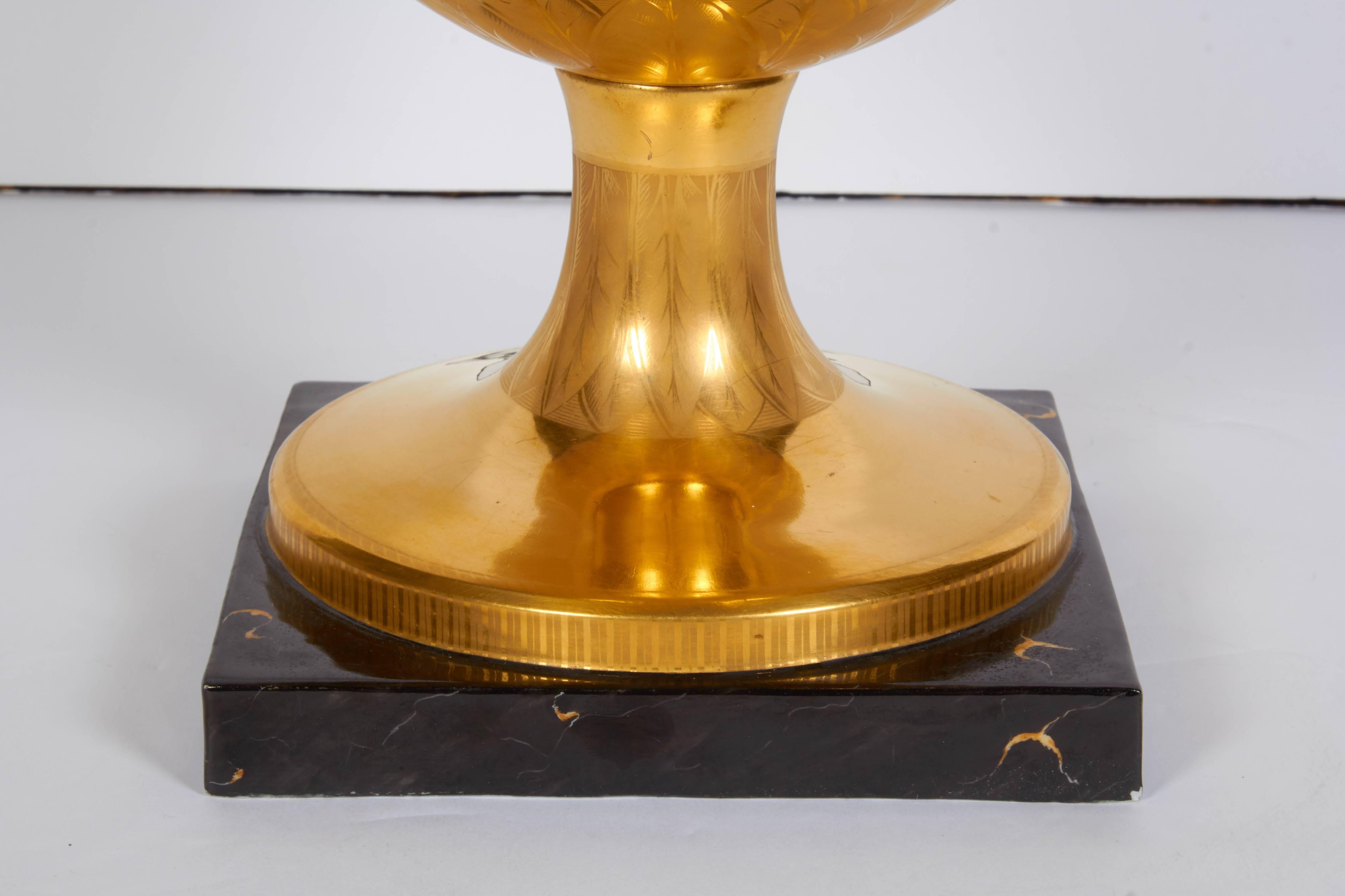 Smaltato Antico vaso campano neoclassico, periodo impero, con fondo oro Berlin-KPM in vendita