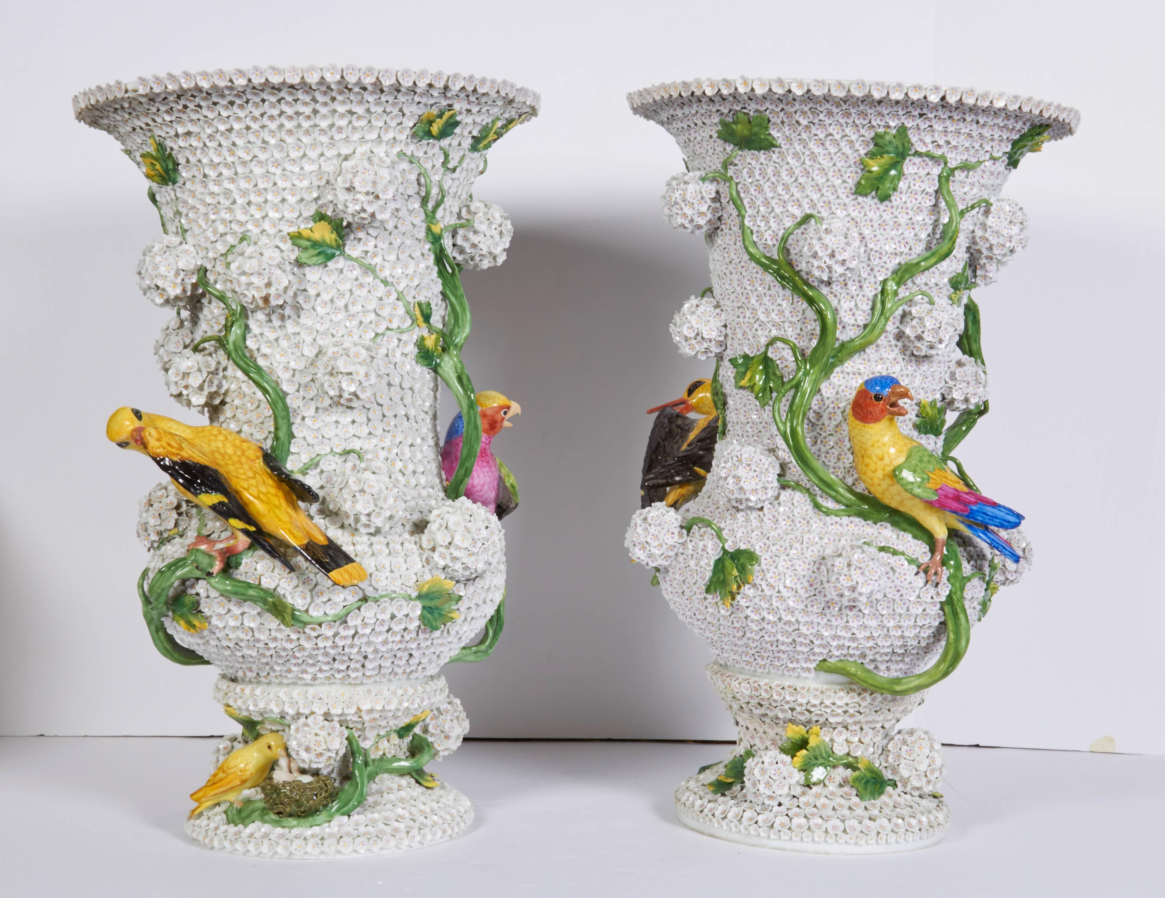 Cette paire antique rare et monumentale de vases en porcelaine de Meissen de 22 pouces est fabriquée dans l'illustre modèle Schneeballen:: ou boule de neige. Modelés pour la première fois par le célèbre Johann Joachim KÃ¦ndler en 1741:: ces