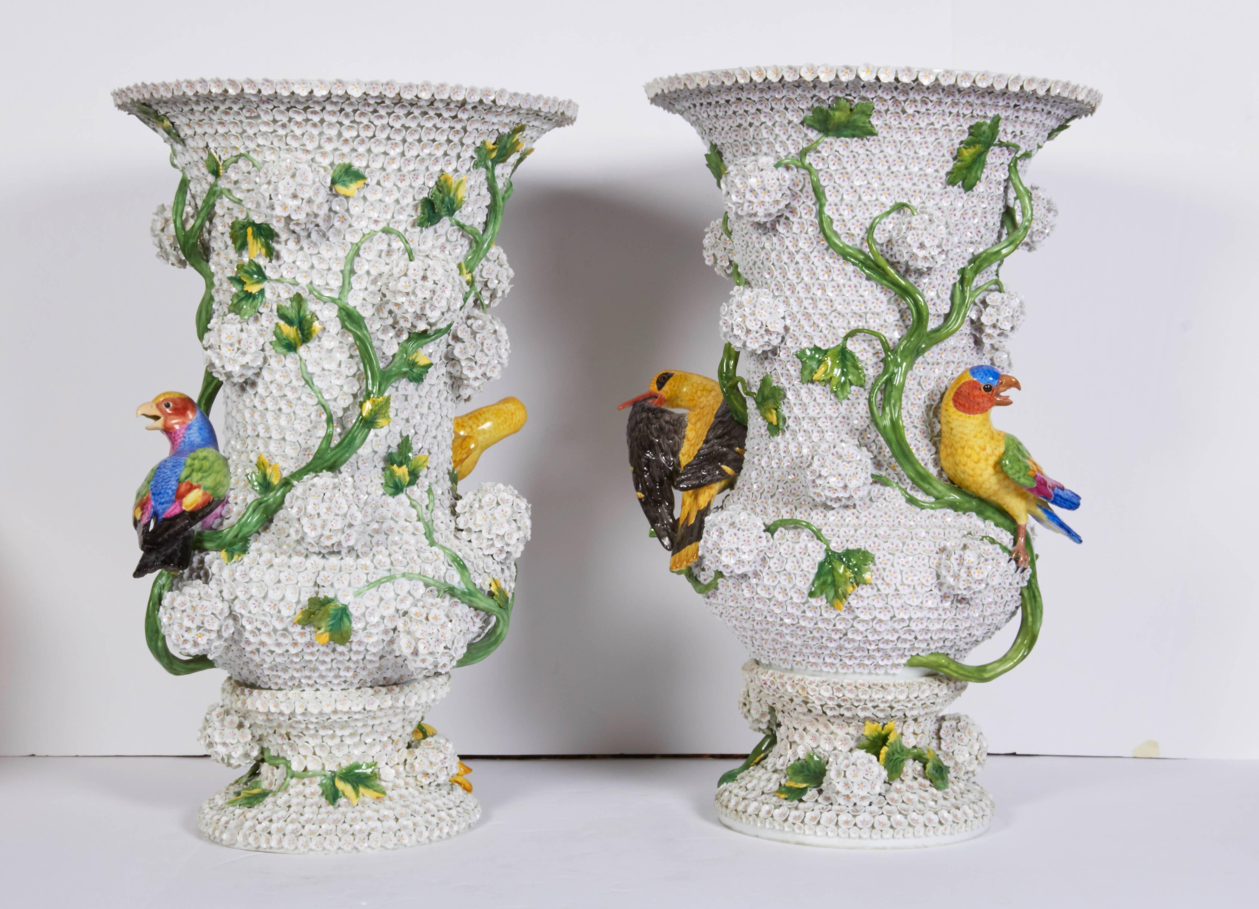 Allemand Paire monumentale de vases boule de neige en porcelaine de Meissen aux perroquets et oiseaux