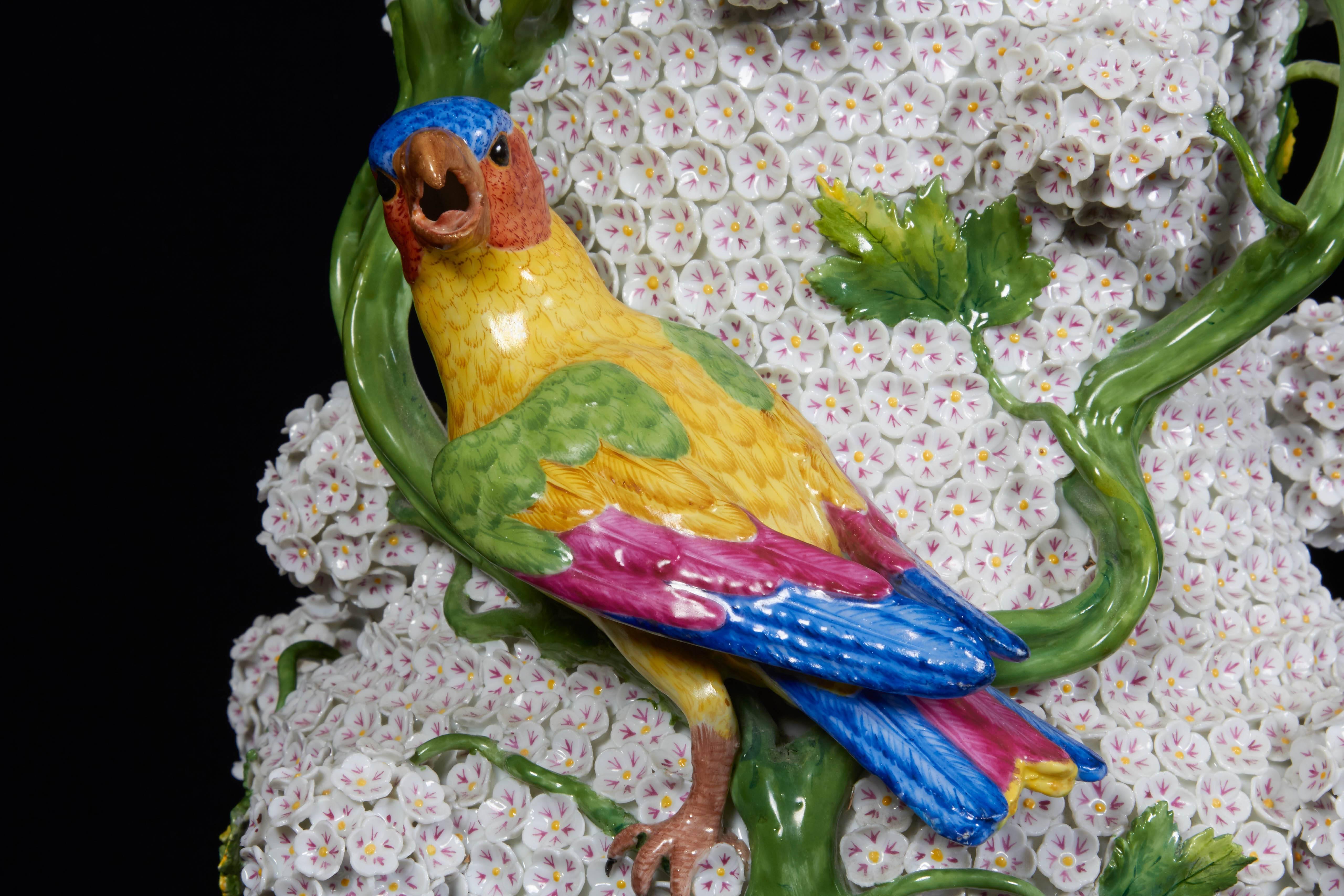 Paire monumentale de vases boule de neige en porcelaine de Meissen aux perroquets et oiseaux Bon état à New York, NY