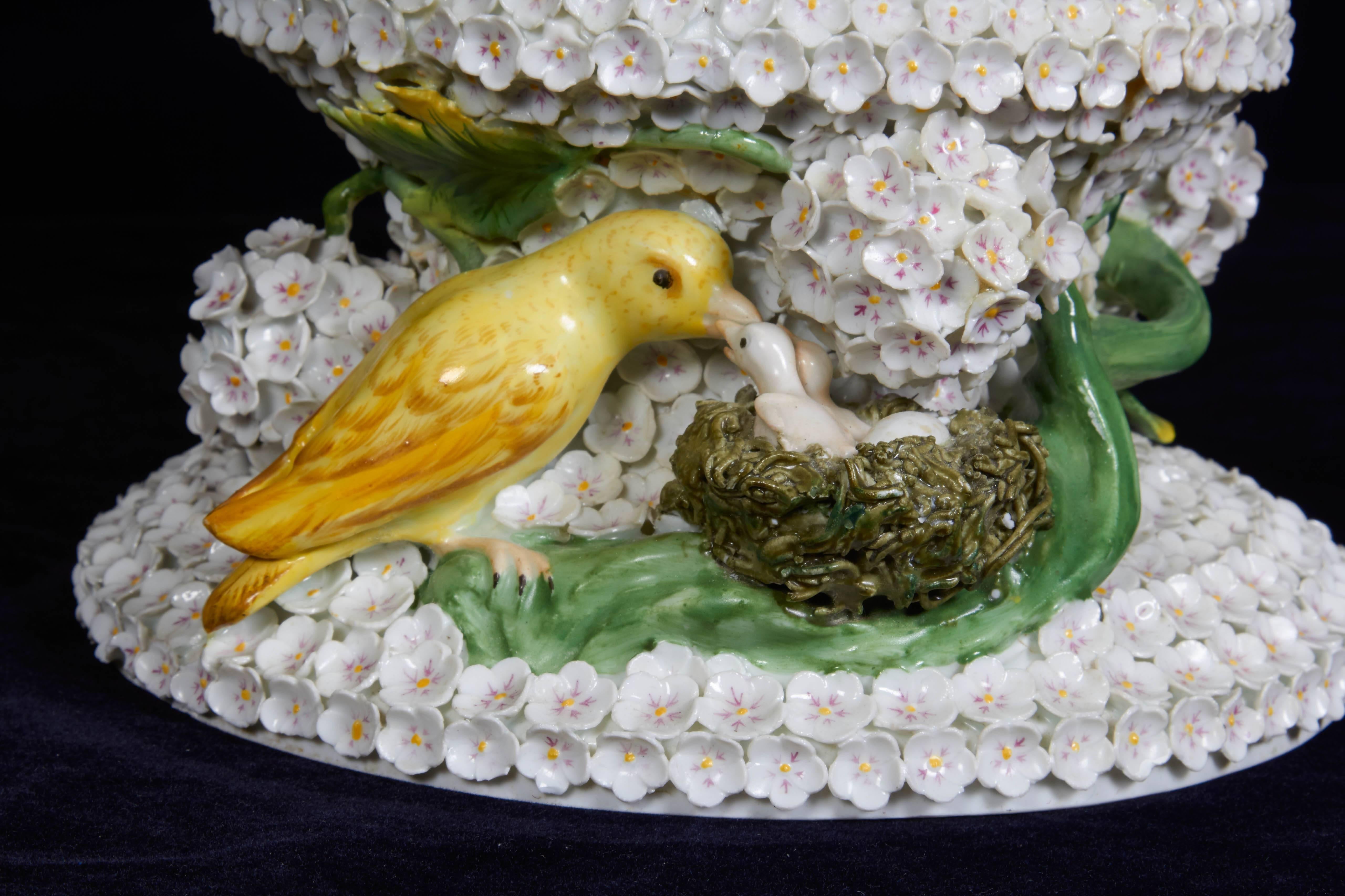 Début du XIXe siècle Paire monumentale de vases boule de neige en porcelaine de Meissen aux perroquets et oiseaux