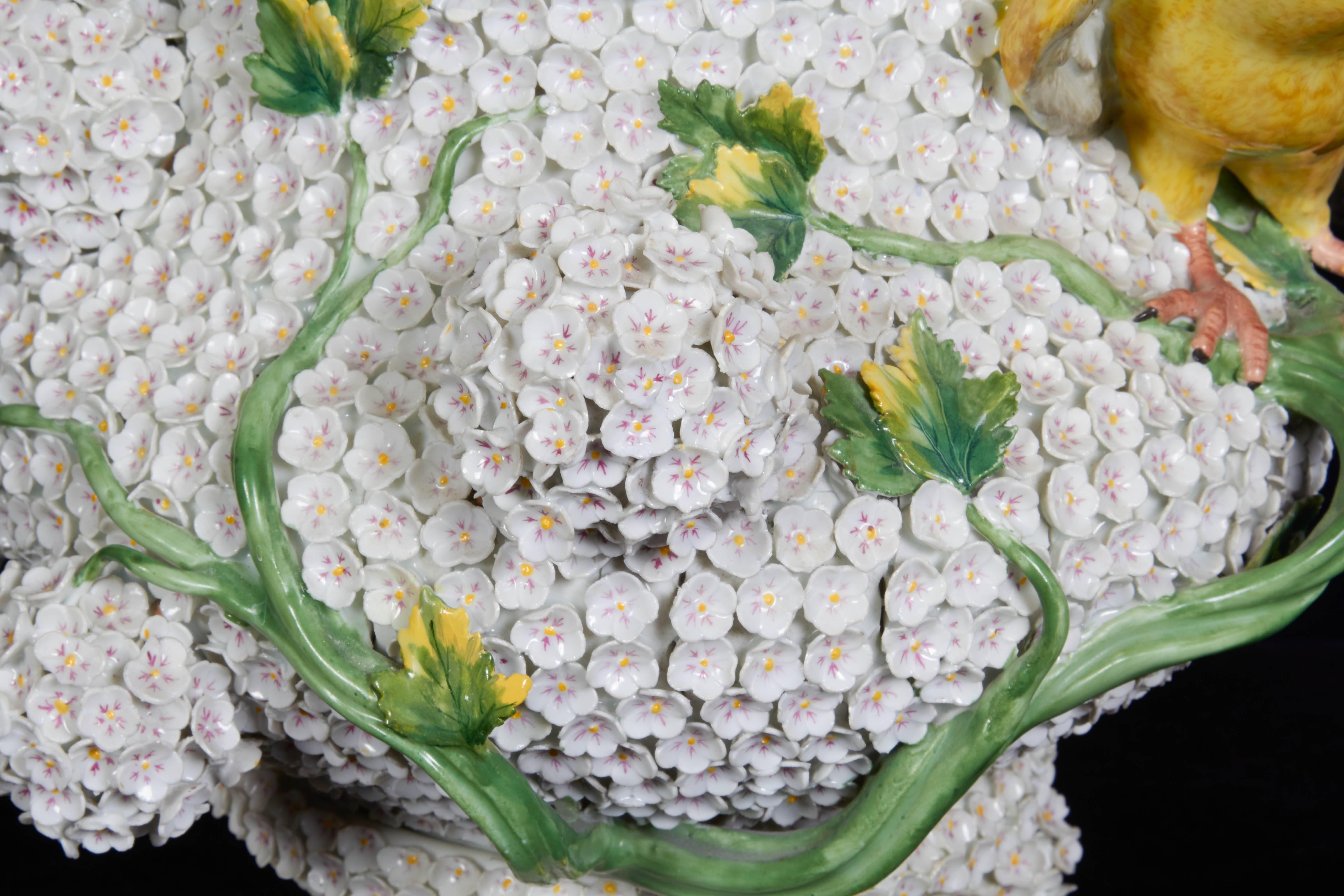 Paire monumentale de vases boule de neige en porcelaine de Meissen aux perroquets et oiseaux 1