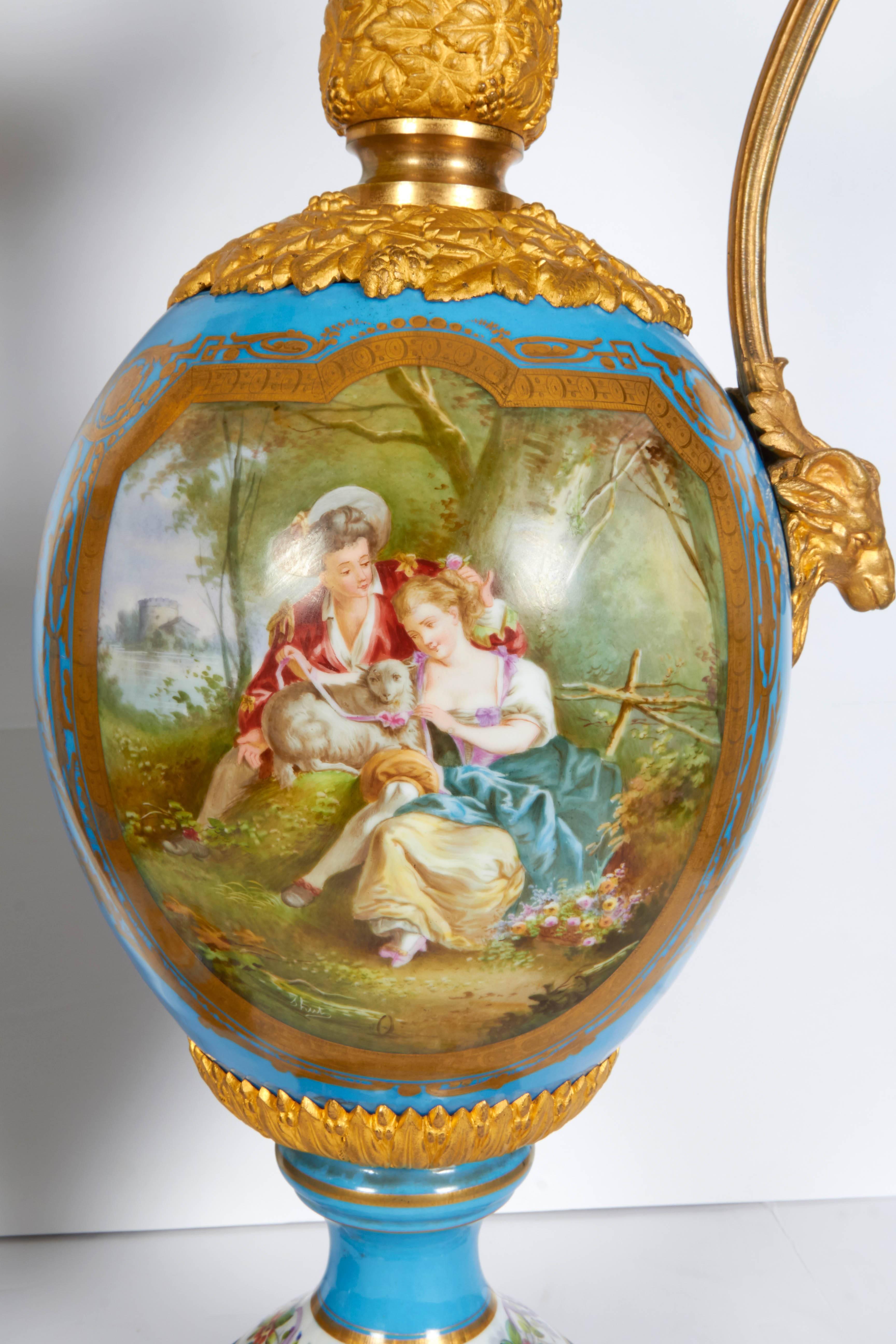 Monumentales, palastgroßes Paar französischer Sèvres-Porzellane und Eimer mit Ormolu-Montierung (Französisch) im Angebot