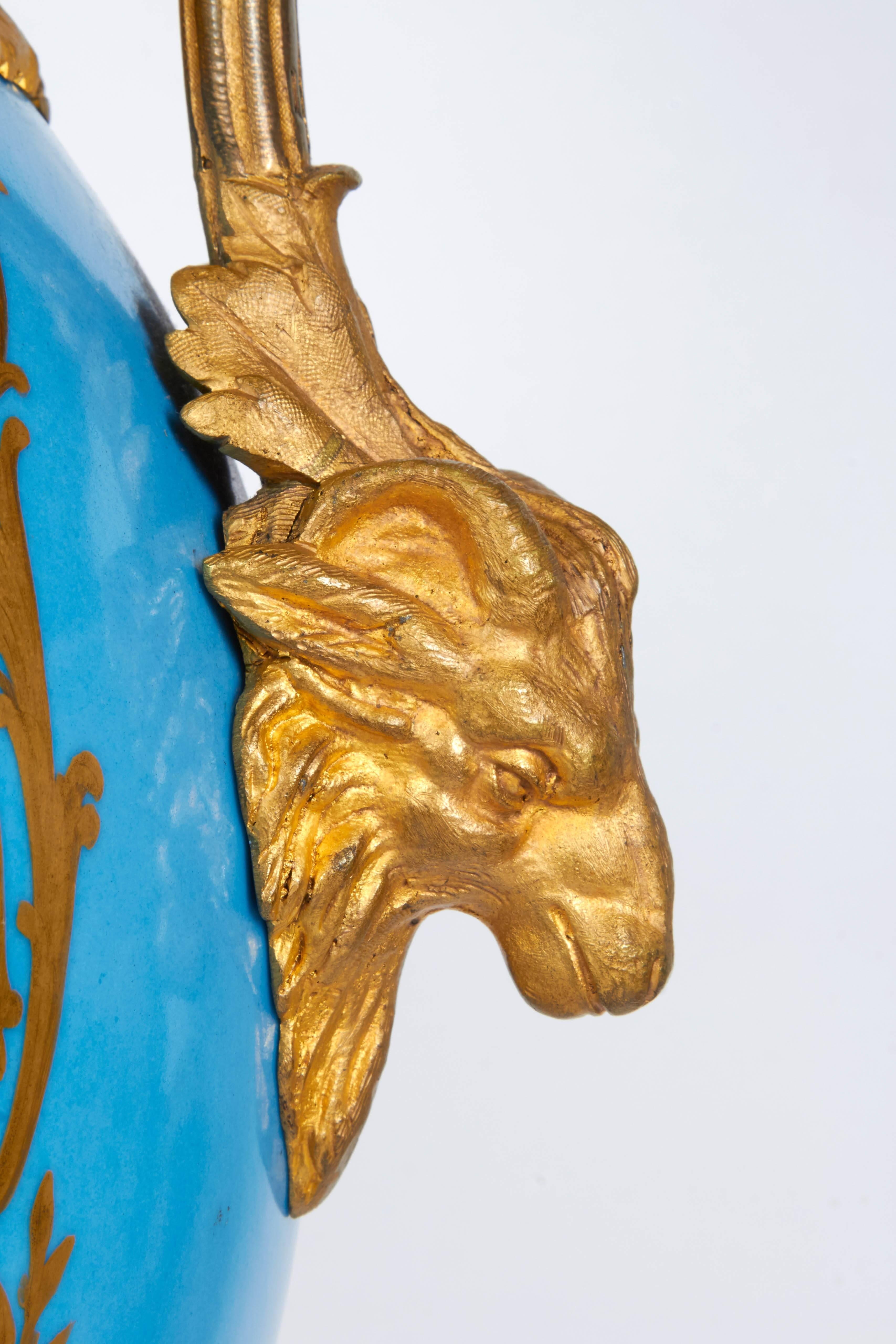 Monumentales, palastgroßes Paar französischer Sèvres-Porzellane und Eimer mit Ormolu-Montierung im Zustand „Gut“ im Angebot in New York, NY