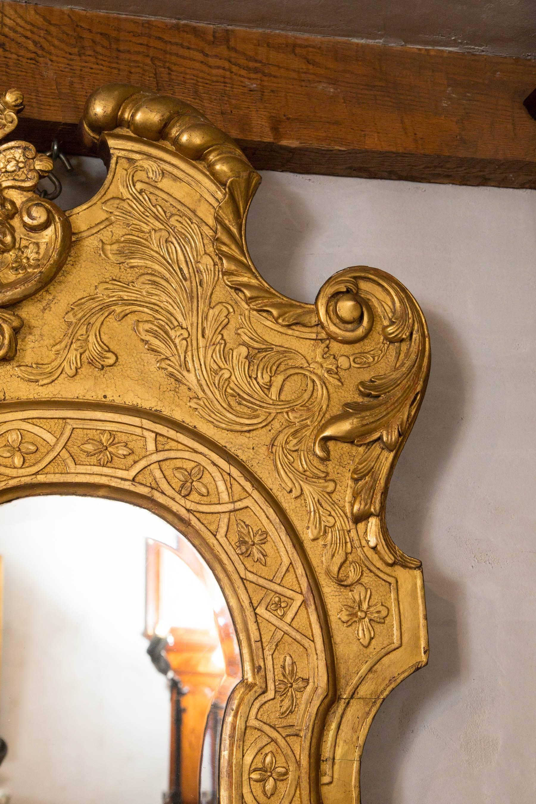 Spiegel aus vergoldetem Holz und Gesso, George II. (Britisch) im Angebot