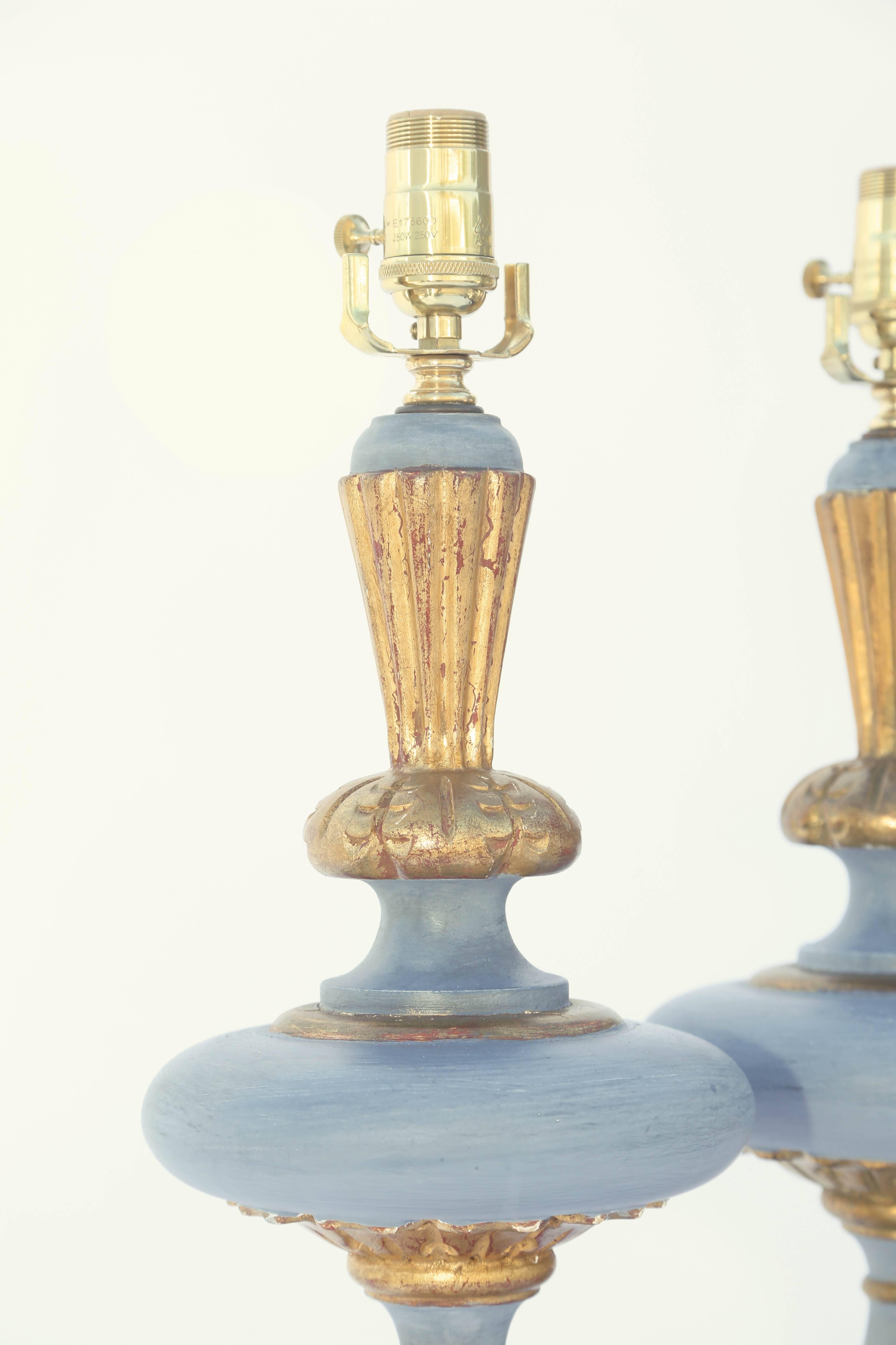 Pair of Painted and Parcel-Gilt Italian Table Lamps In Excellent Condition In West Palm Beach, FL