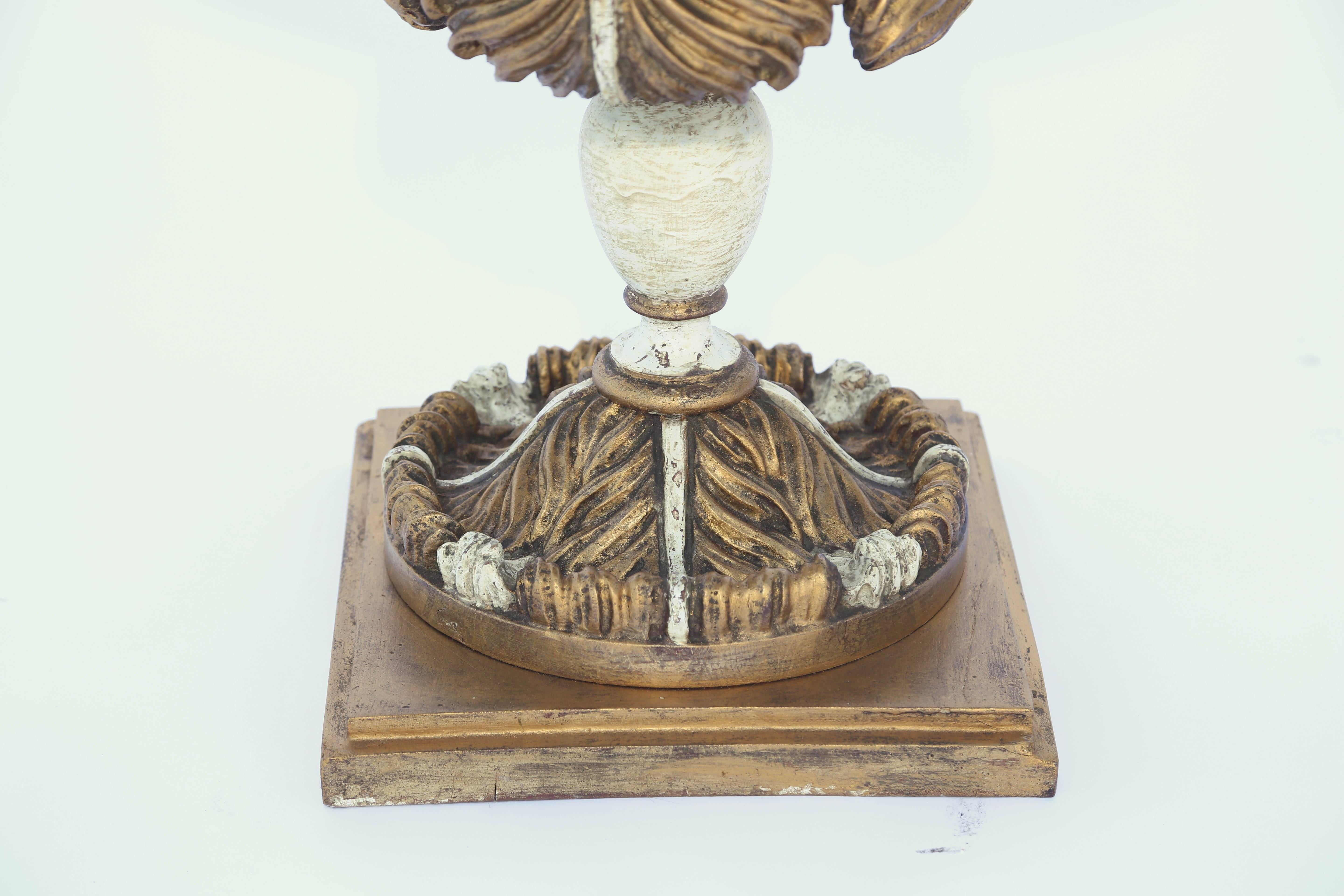 Peint Table d'appoint italienne ronde avec plateau en marbre sur base prune peinte et dorée à la feuille en vente