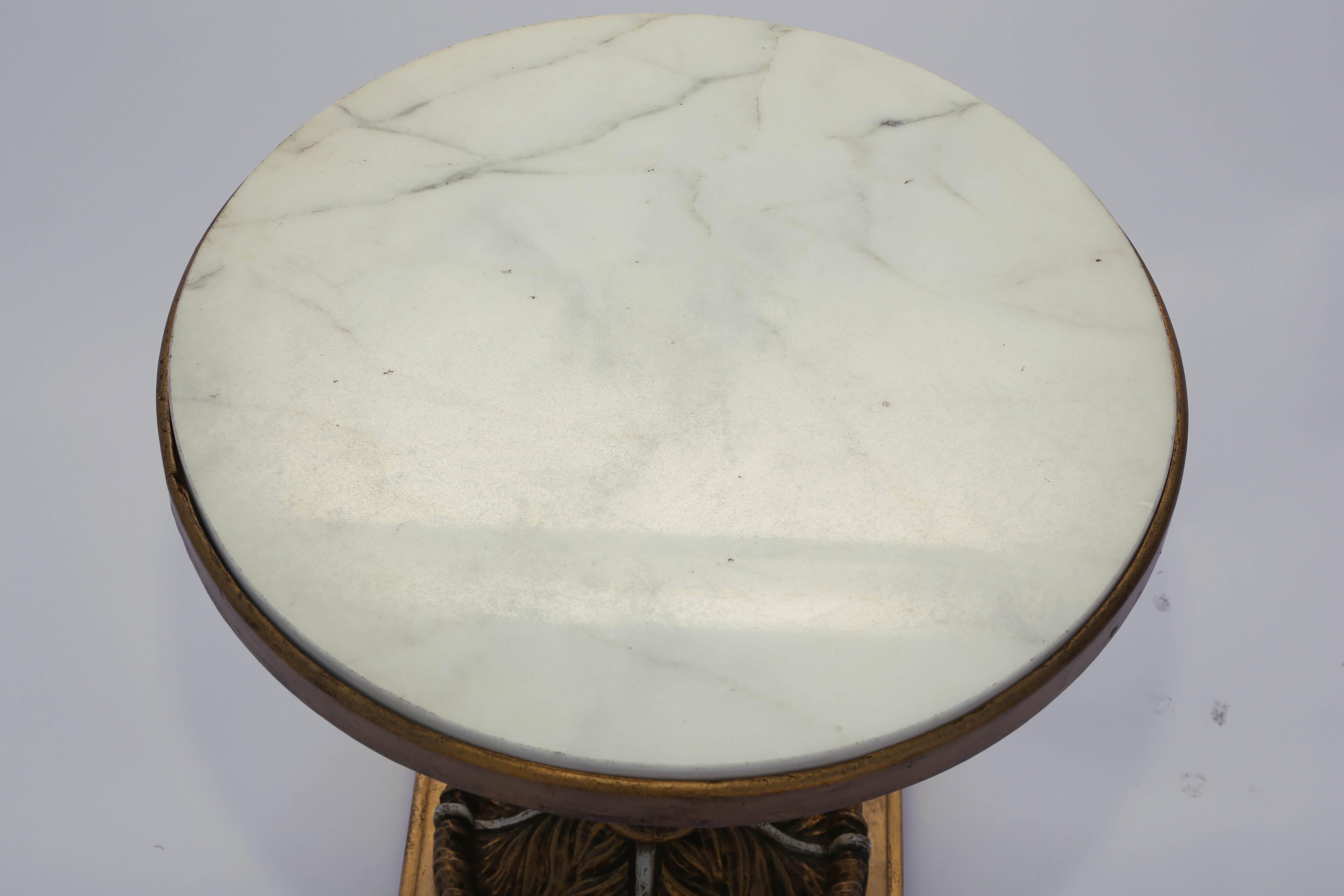 Mid-20th Century Round Accent Table with Marble Top on Painted and Parcel-Gilt Plume Base For Sale