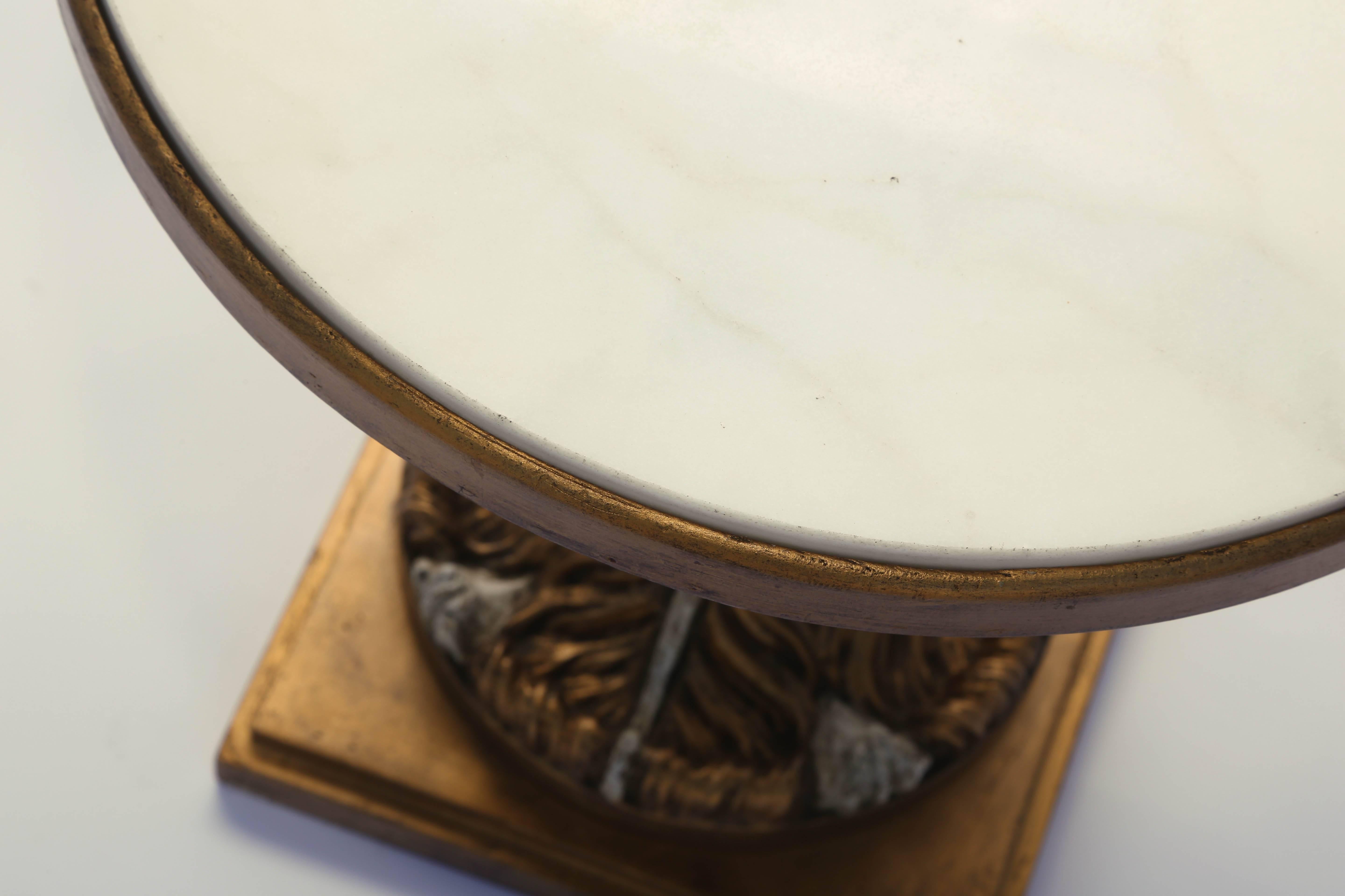 Marbre Table d'appoint italienne ronde avec plateau en marbre sur base prune peinte et dorée à la feuille en vente