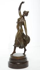 Bronze d'une femme dansant avec un bras relevé de Rudolf Kuchker