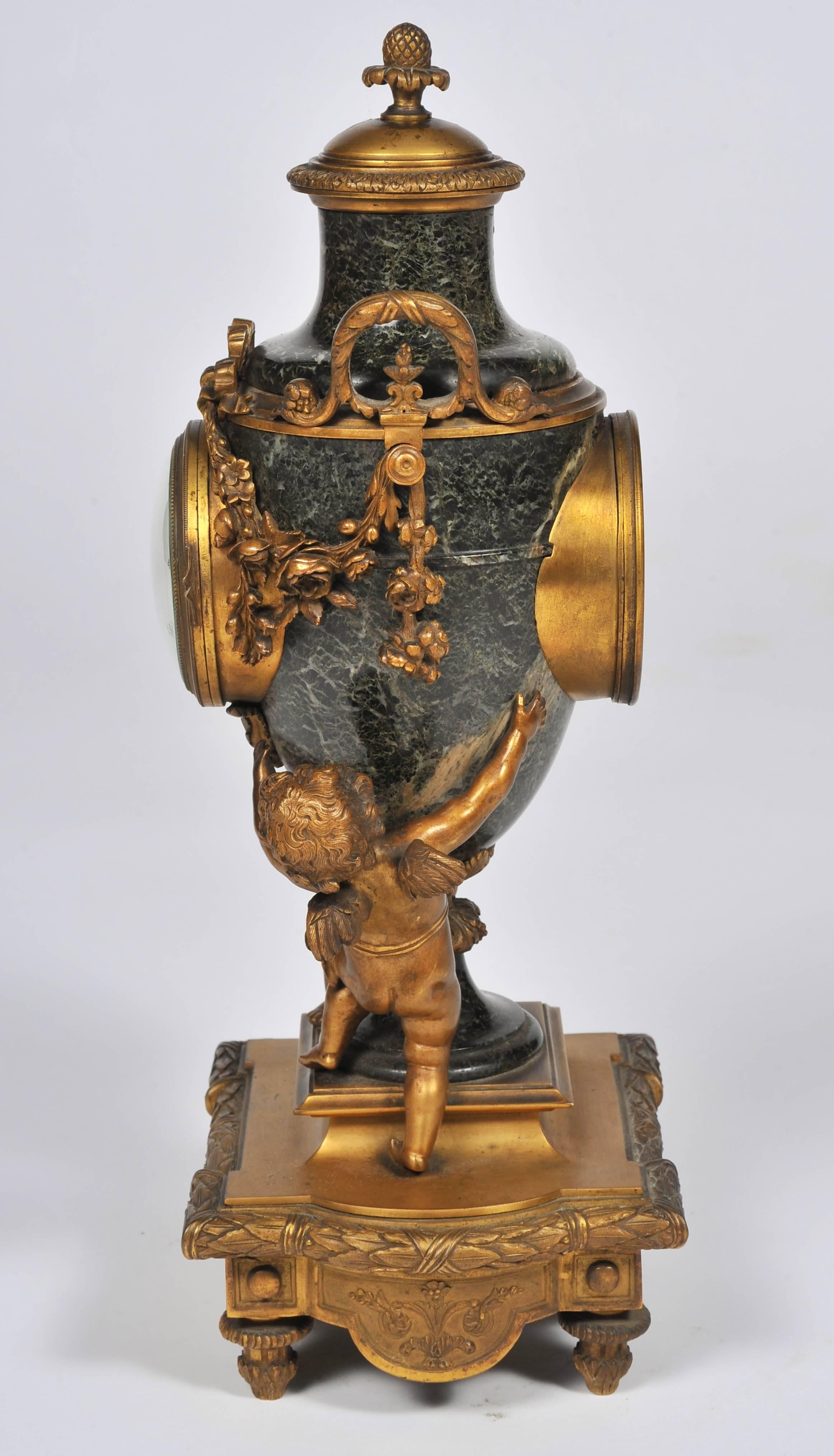 Uhrenset im französischen Louis-XVI-Stil des 19. Jahrhunderts (Vergoldet) im Angebot