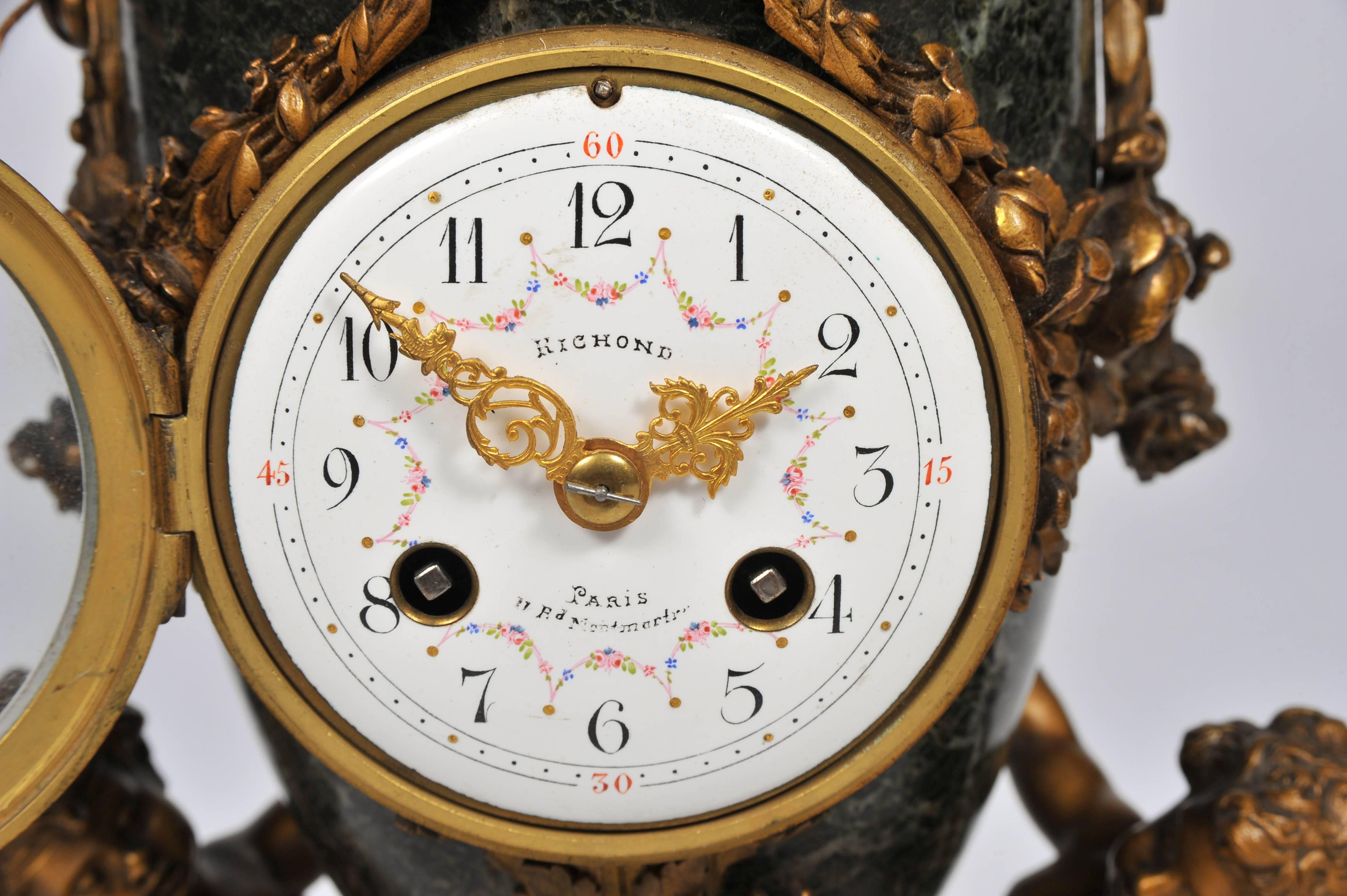 Uhrenset im französischen Louis-XVI-Stil des 19. Jahrhunderts (Goldbronze) im Angebot