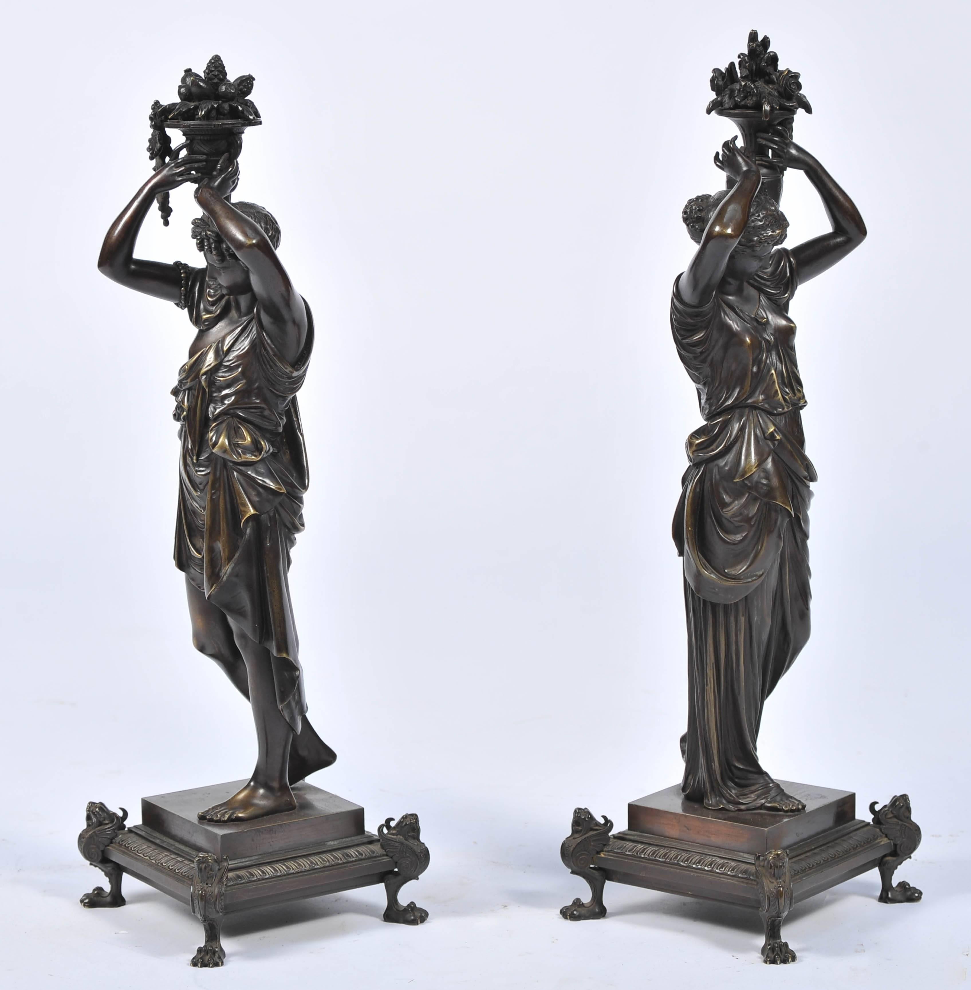 Français Paire de statues classiques en bronze ancien classique en vente