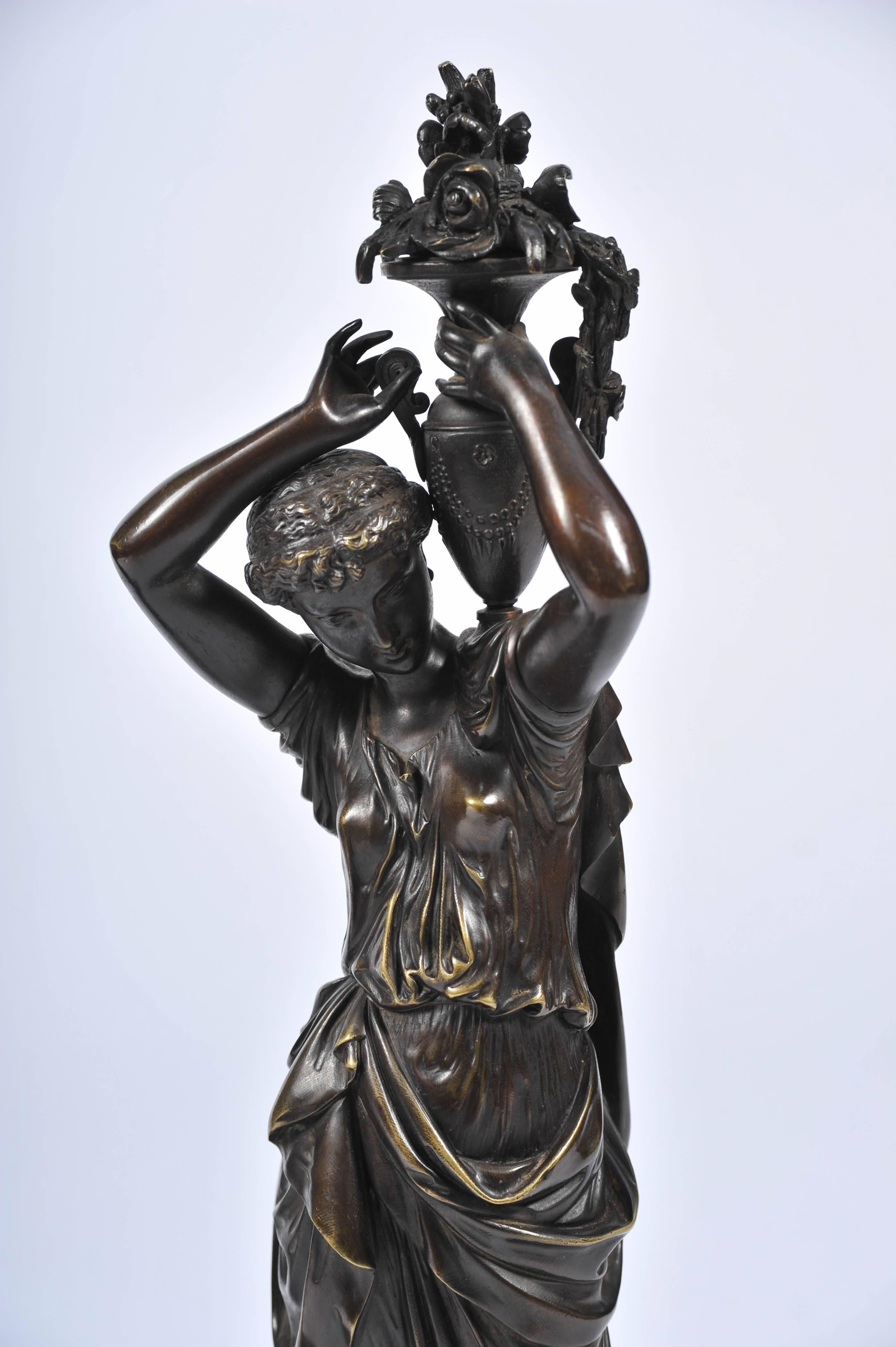 Klassische antike Bronzestatuen aus der Zeit, Paar (Gegossen) im Angebot