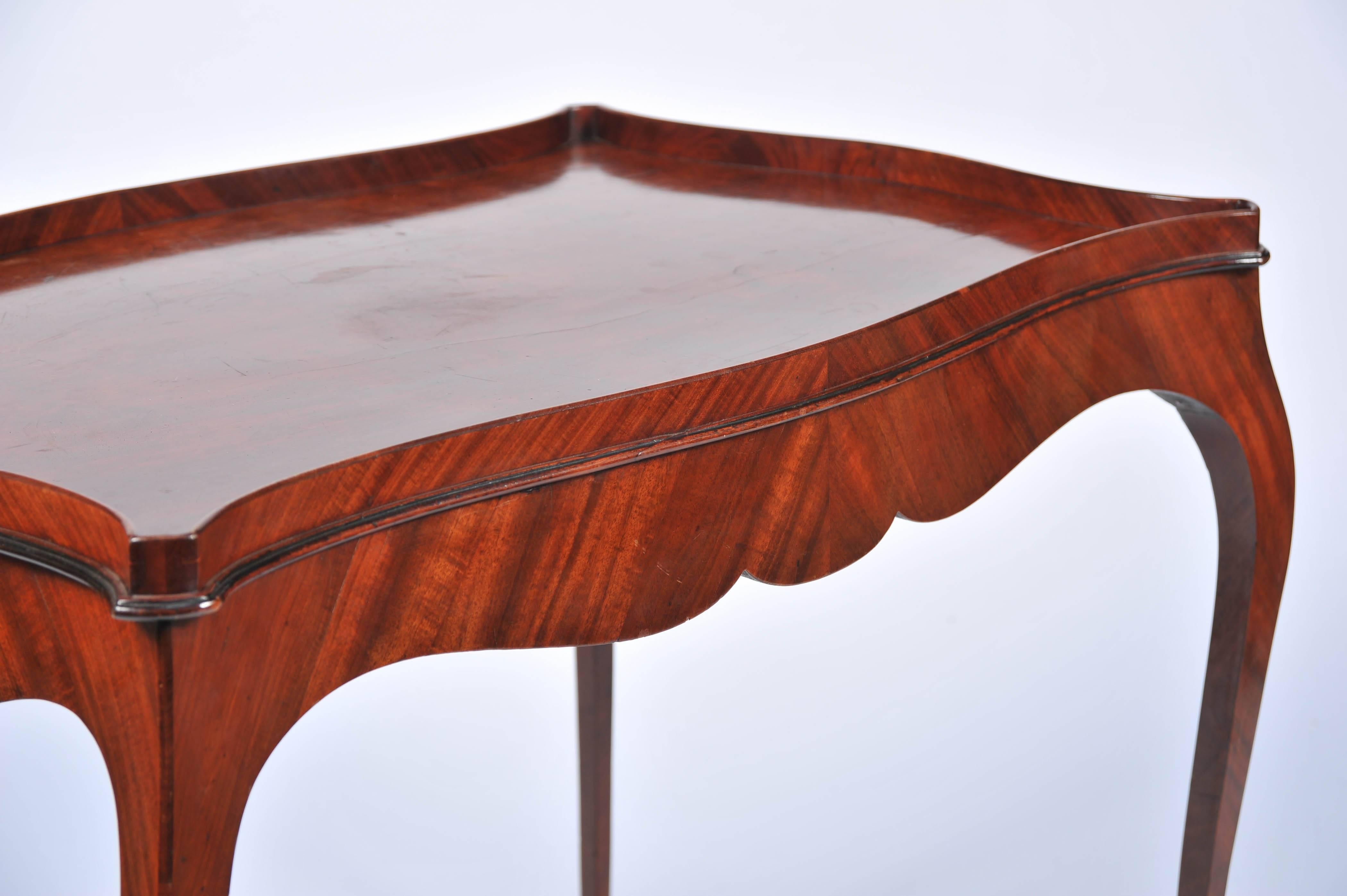 Hepplewhite Table d'antiquités géorgienne en acajou argenté en vente