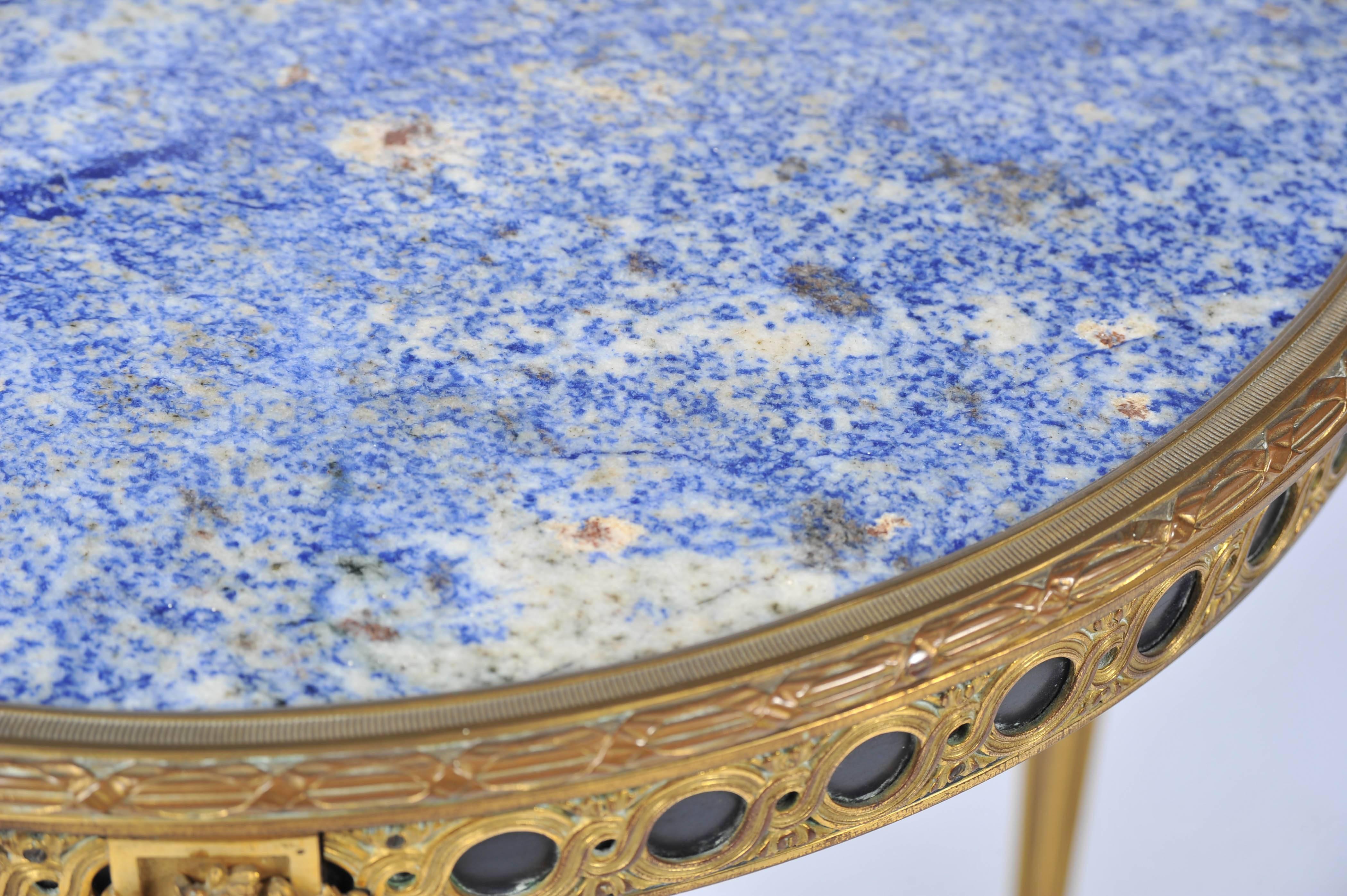 Français Près d'une paire de tables de style Louis XVI du 19e siècle, dans la manière de Weisweiller. en vente