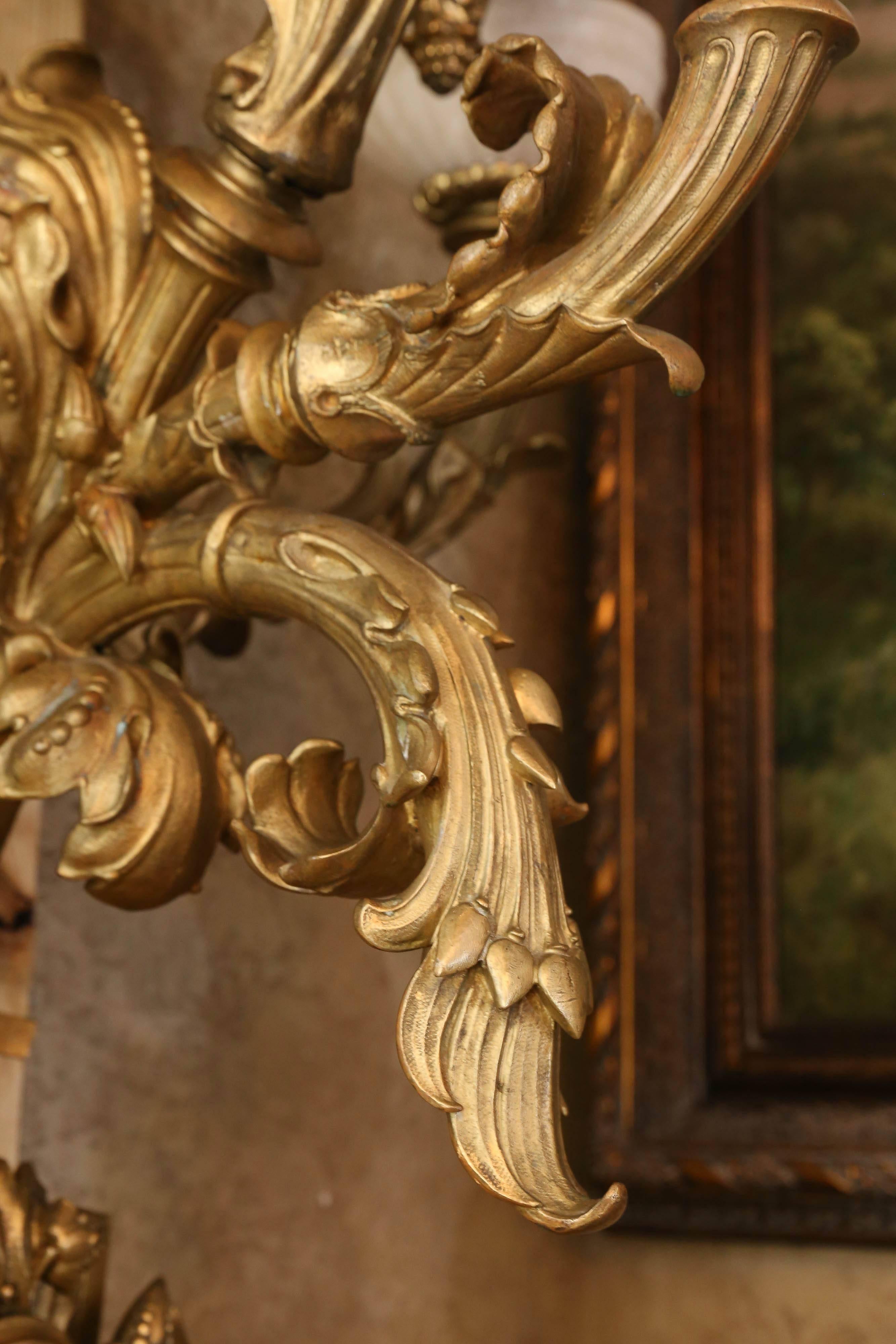 Français Taille de palais français de style Louis XV en bronze doré  Abat-jour albâtre blanc et blanc en vente