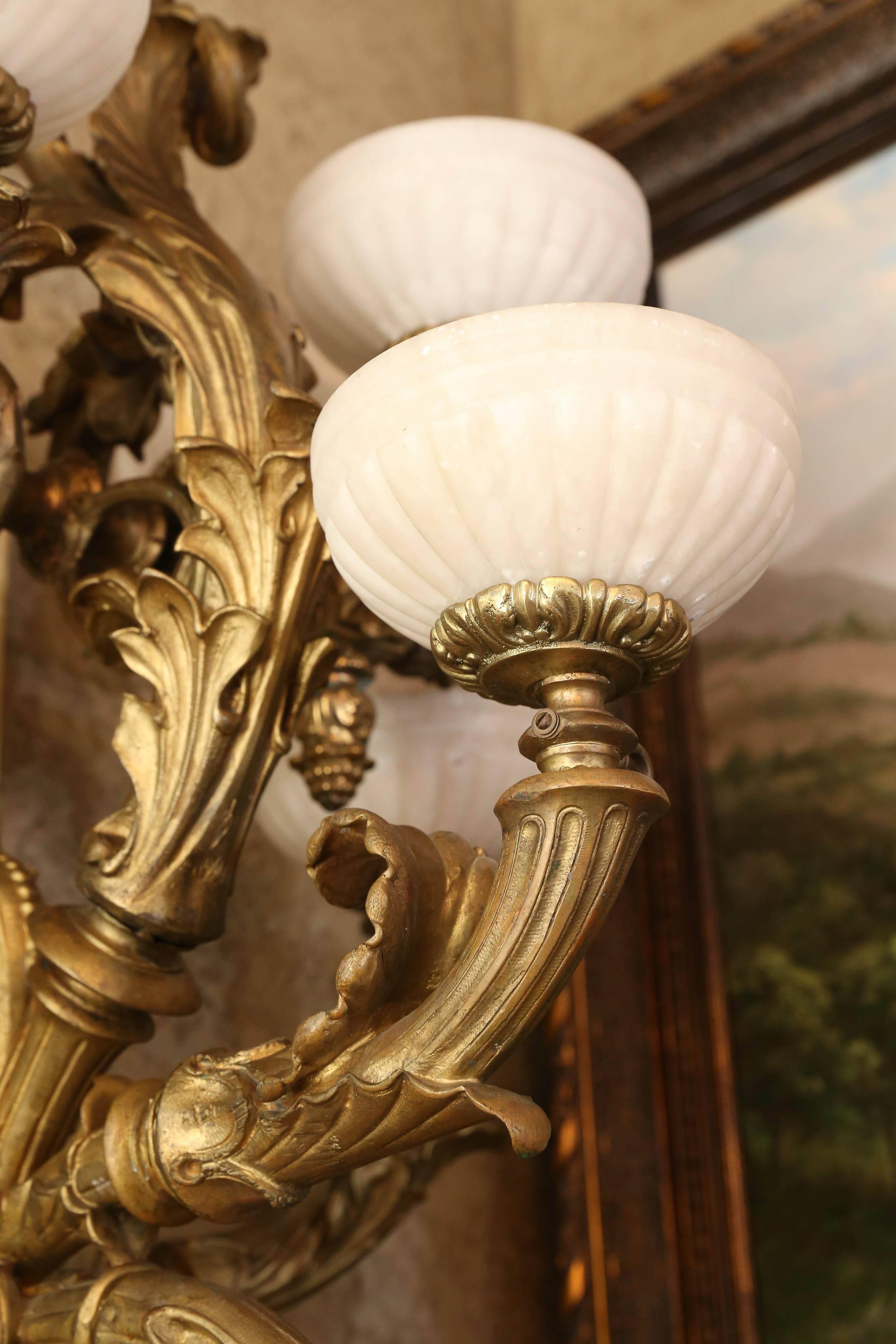 Taille de palais français de style Louis XV en bronze doré  Abat-jour albâtre blanc et blanc Bon état - En vente à Houston, TX
