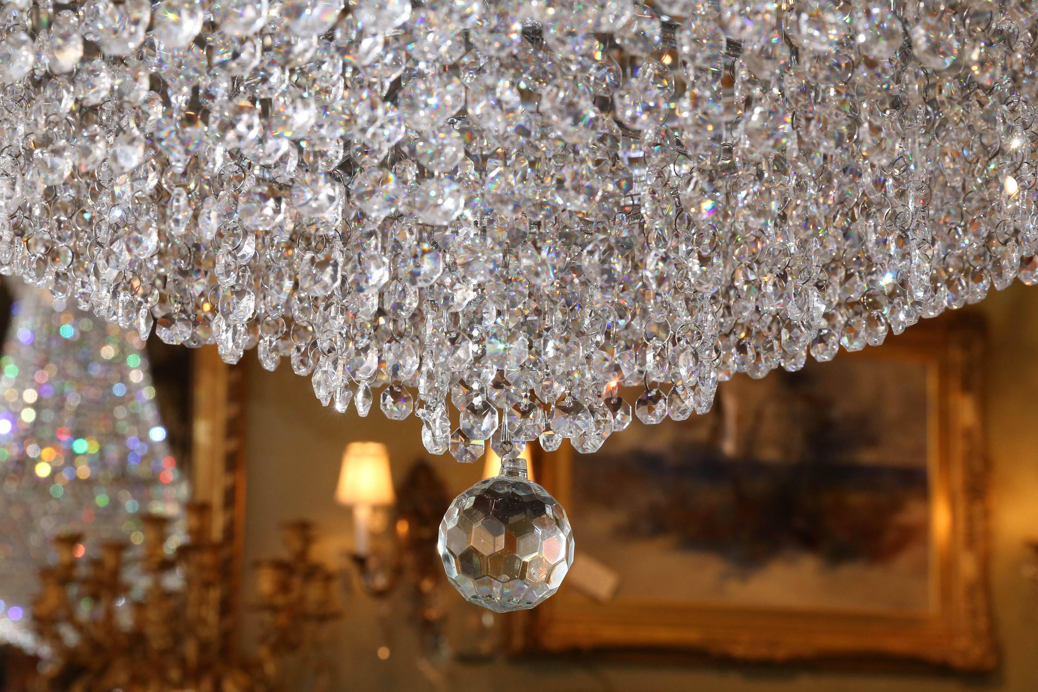 Impressive large and beautiful empire style chandelier.
Twenty one lights! A lovely and large piece that is complete
and gives a lot of sparkle.