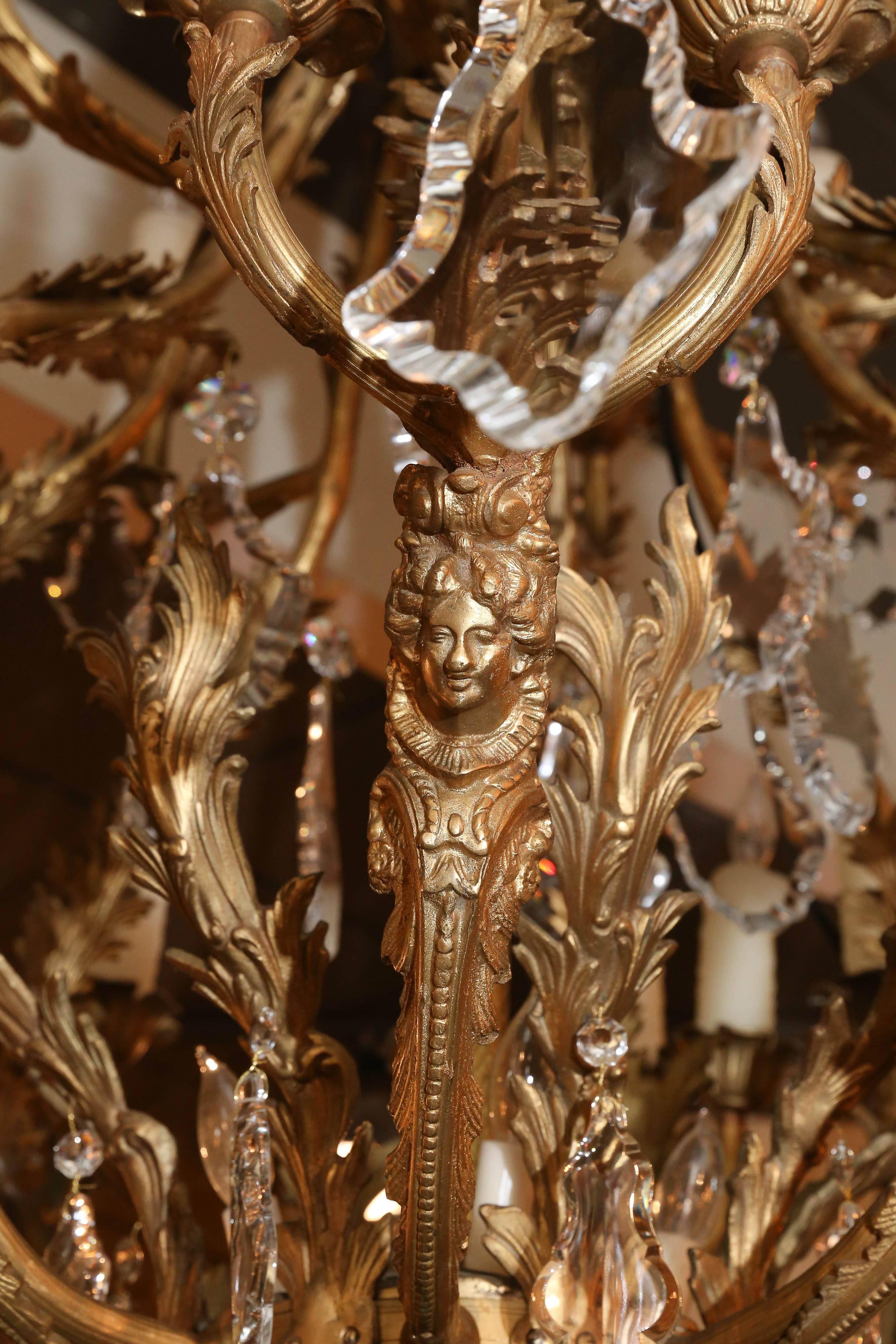 italien Grand lustre européen en bronze doré et cristal avec 37 lampes en vente